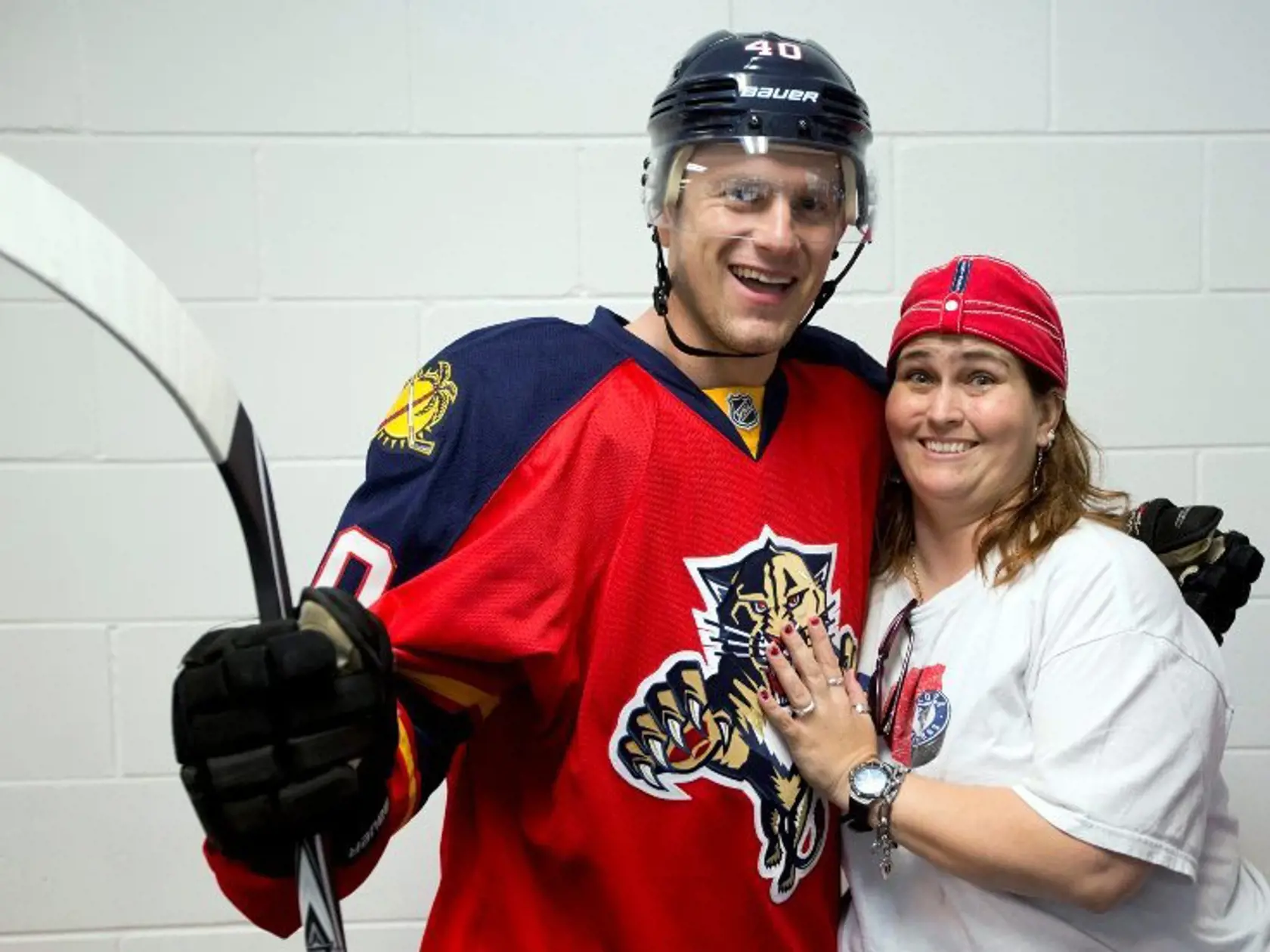SVATOŠ: Slovenský
hokejista sa pred
prvým tréningom
odfotil s členkou
fanklubu Panthers.