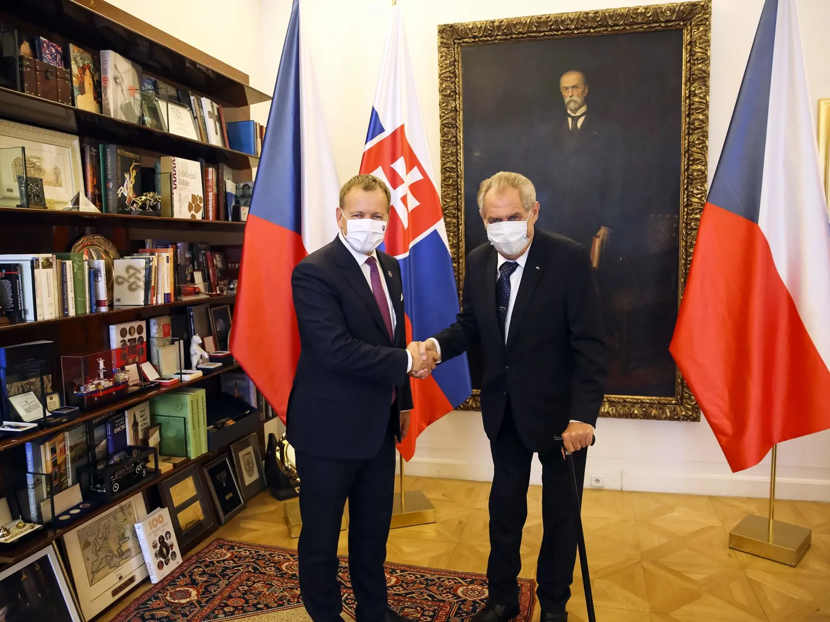 Na snímke český prezident Miloš Zeman (vpravo) a predseda NR SR Boris Kollár počas prijatia. Predseda NR SR Boris Kollár pricestoval na svoju prvú oficiálnu zahraničnú návštevu do Českej republiky. V Prahe 9. júna 2020. FOTO TASR - Kancelária NR SR