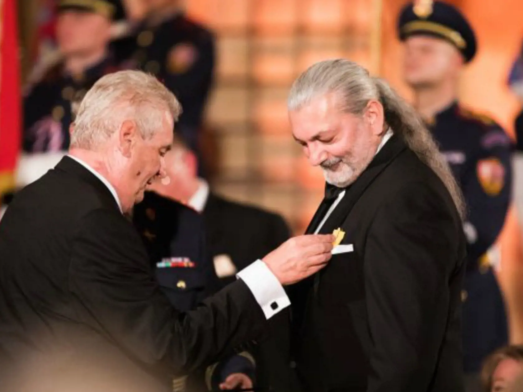 Daniel Hůlka vrátil prezidentovi Milošovi Zemanovi štátne vyznamenanie. Poslal ho poštou.
