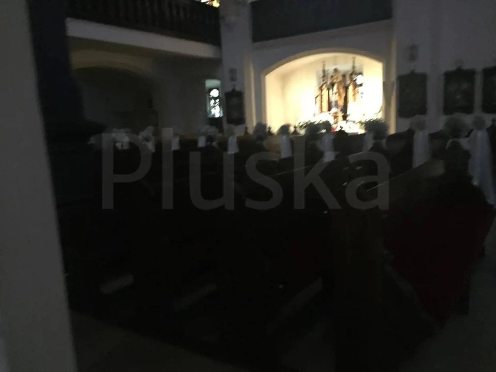 Výzdoba v kostole bola ako každá iná. Peter si zjavne na toto nepotrpí.