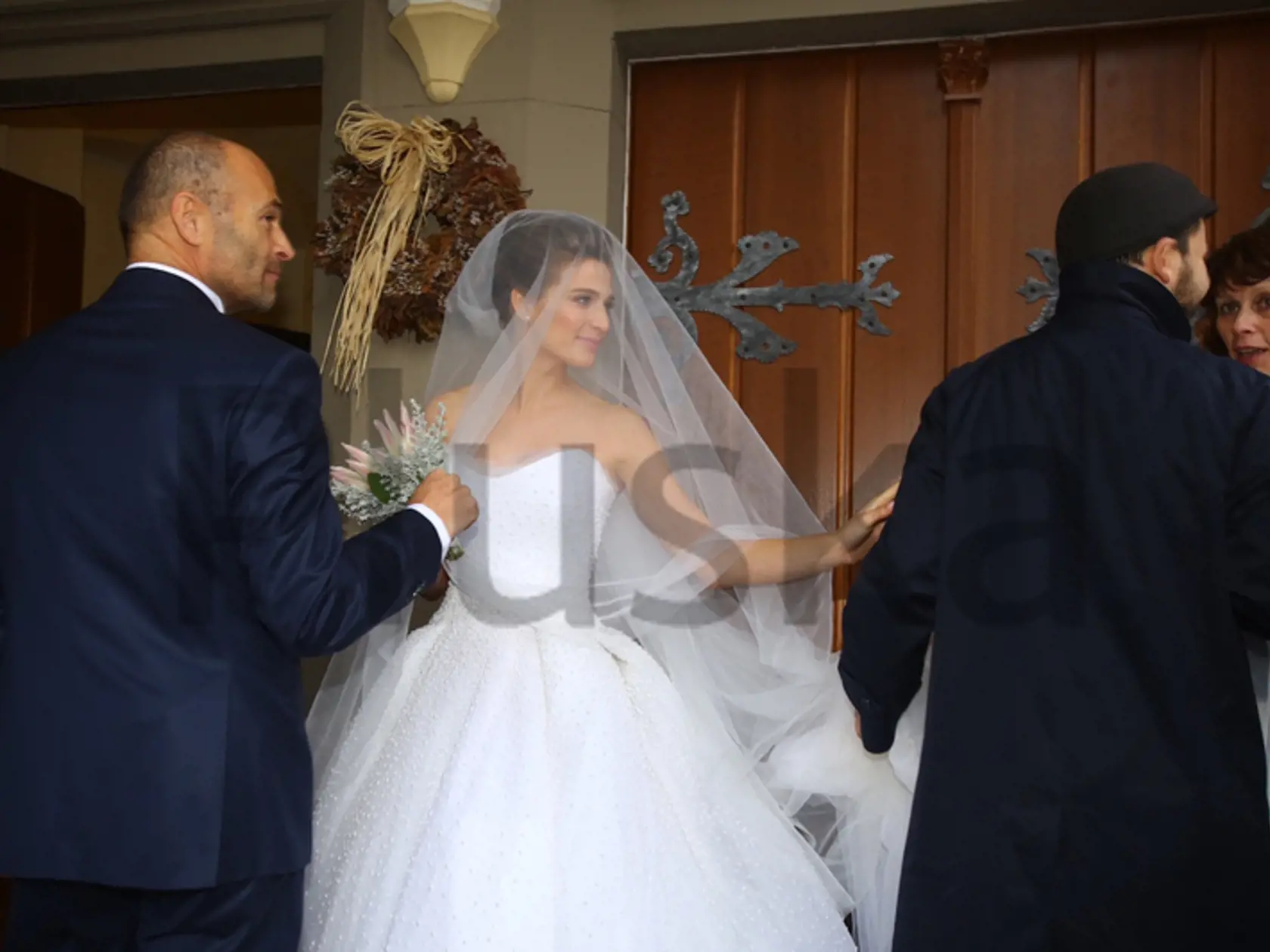 Katka vyzerala vo svadobných šatách okúzľujúco a Peťo jej asi len ťažko povedal nie.