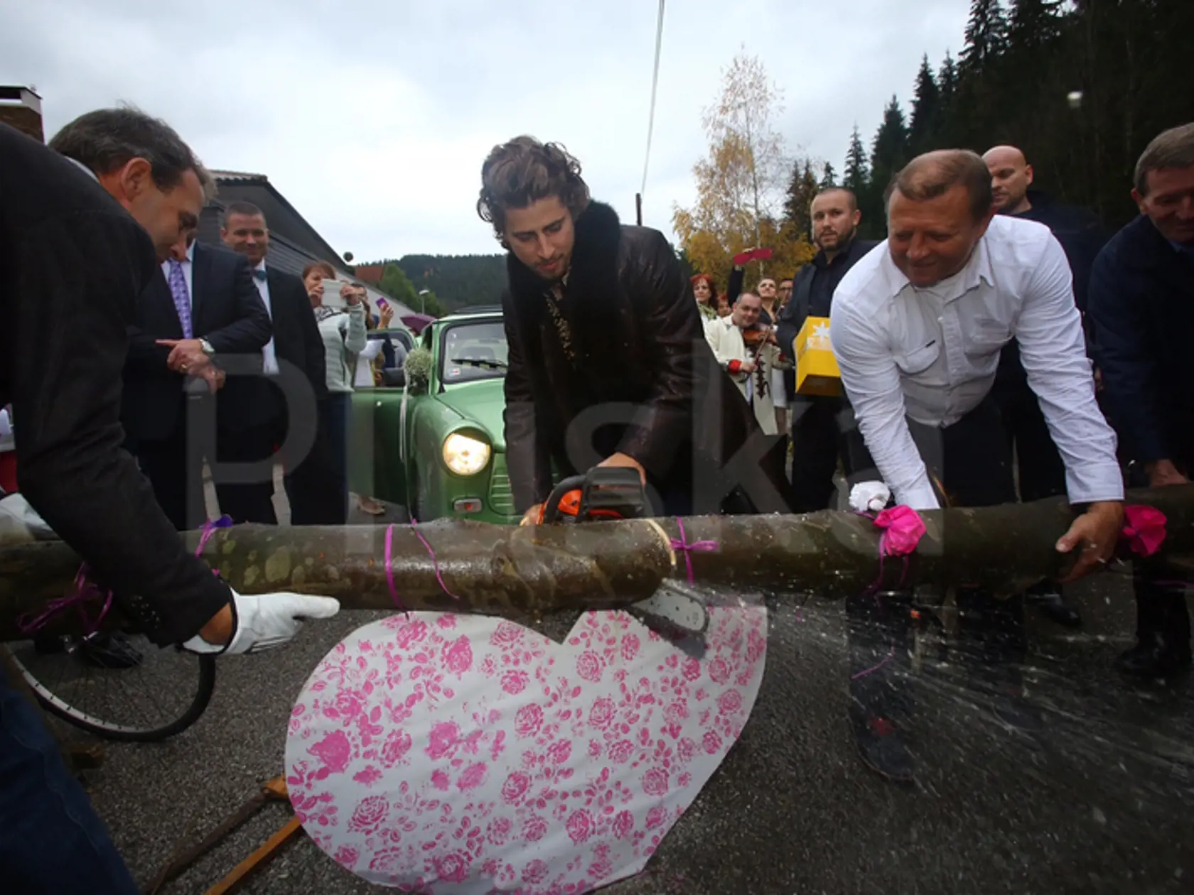 Peter si musel cestu k budúcej pani Saganovej preraziť aj poctivou robotou.