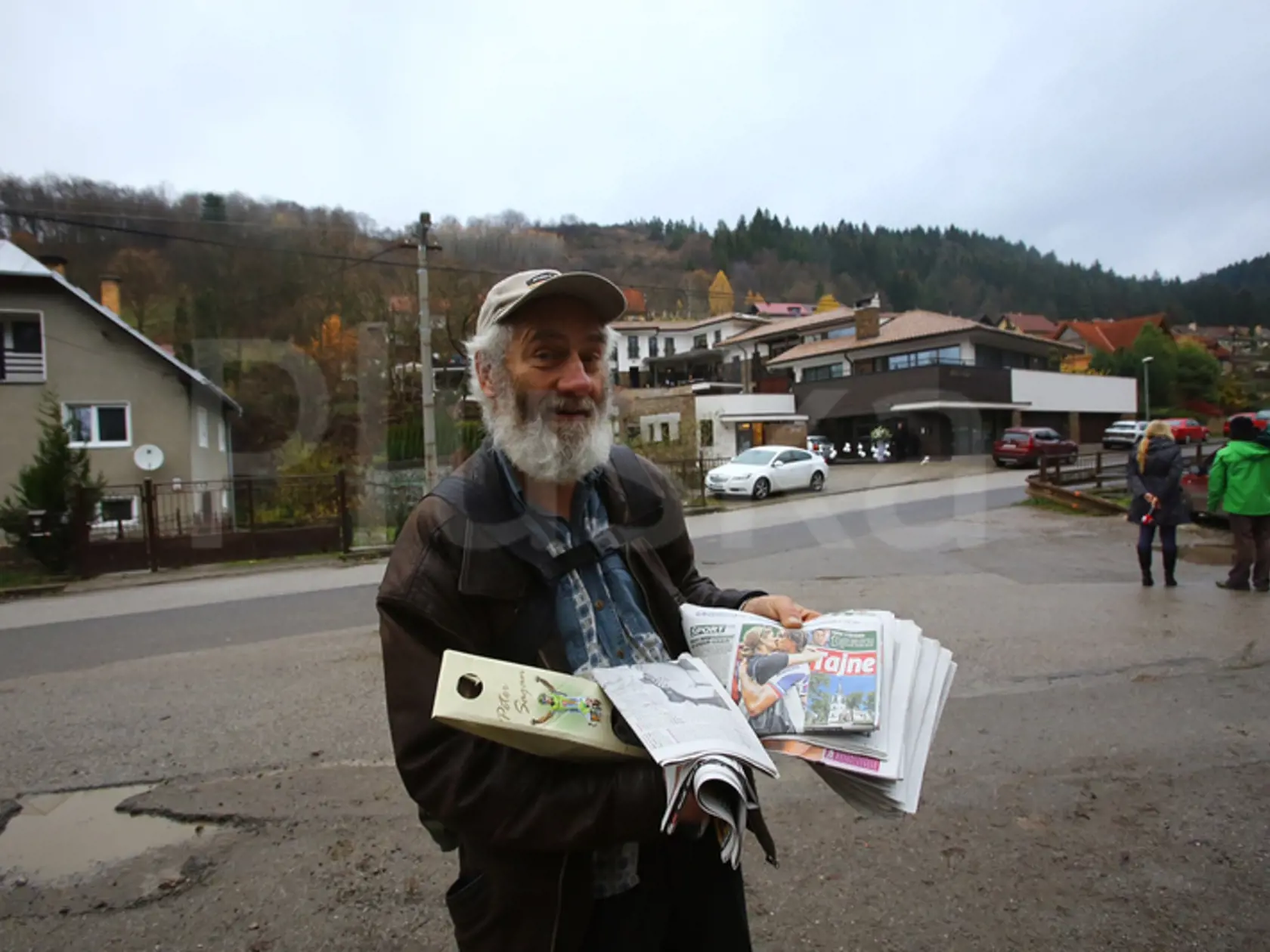 Fanúšik Vlado sa prišiel pozrieť na sobáš s fľašou vína a výtlačkami denníka Plus JEDEN DEŇ.