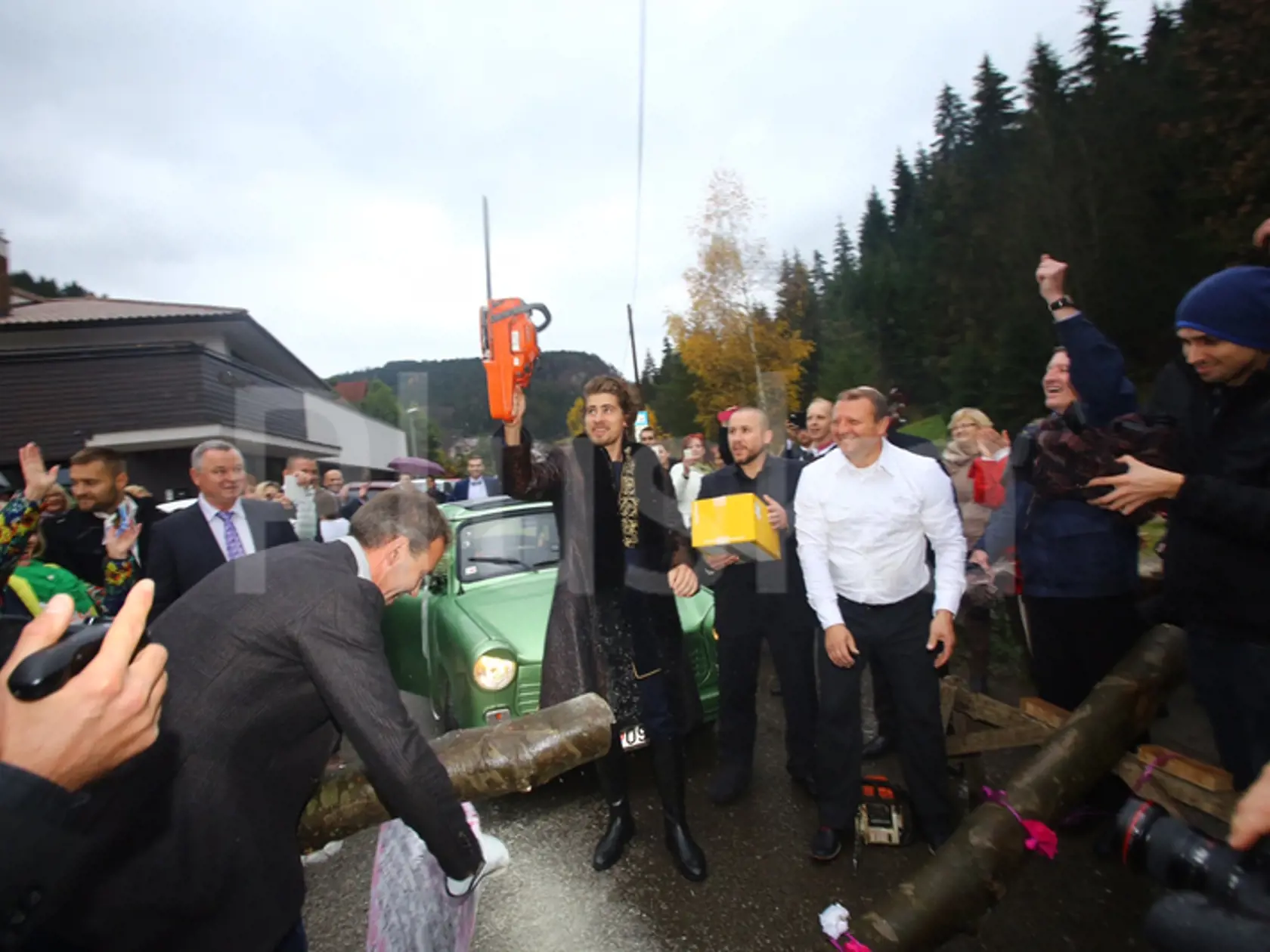 Peter prepílil kmeň stromu a pílu zdvihol víťazoslávne nad hlavu.