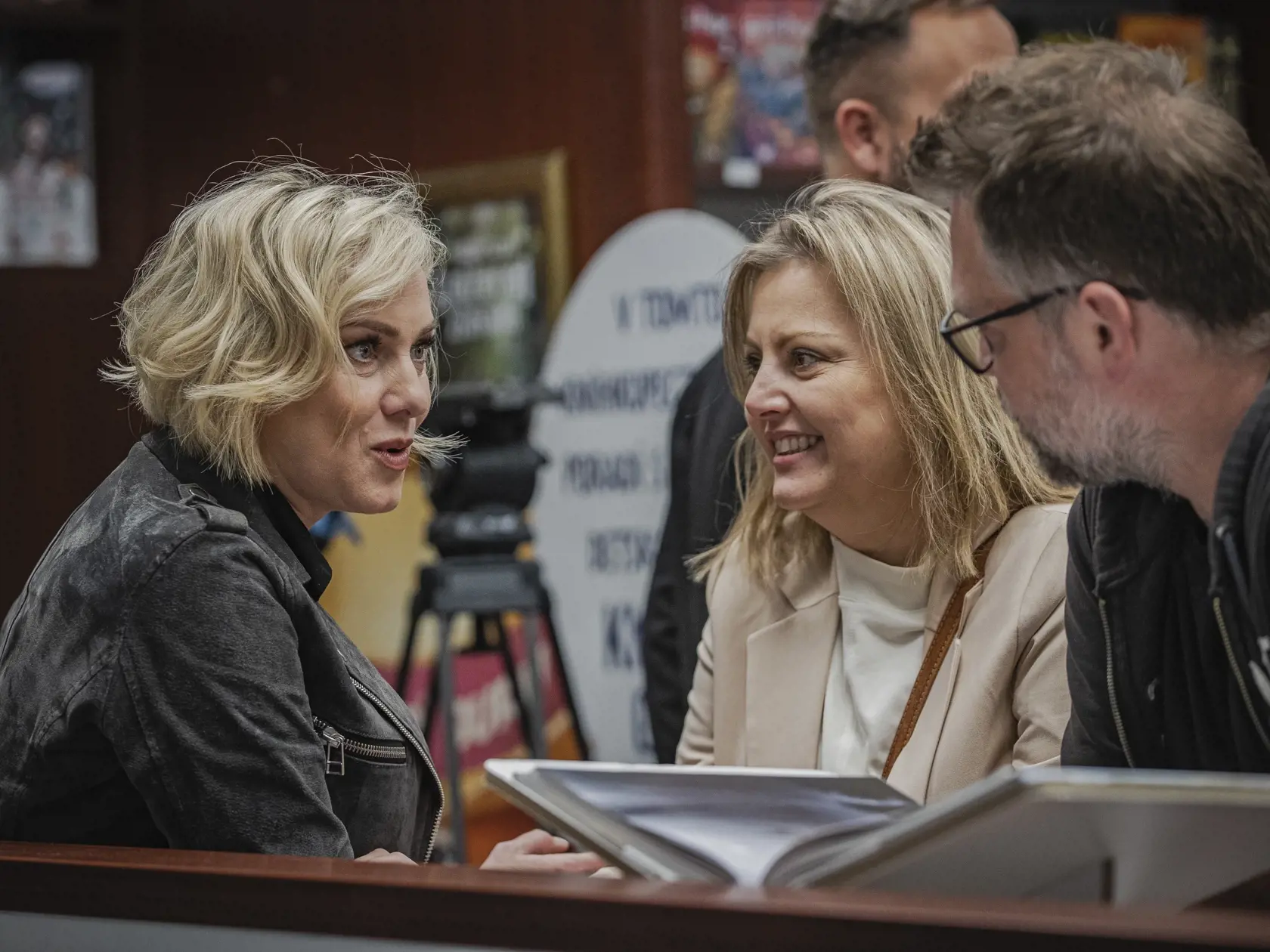Tanečník a choreograf Jaro Bekr pokrstil v sprievode rodiny vbratislavskom kníhkupectve svoju knižku s názvom „Na toto vás nikto nepripaví“. Na snímke Monika Hilmerová a  Eva Twardzik Urbaníková s manželom Pavlom.