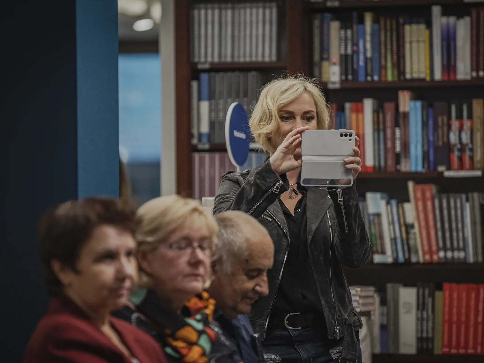 Tanečník a choreograf Jaro Bekr pokrstil v sprievode rodiny vbratislavskom kníhkupectve svoju knižku s názvom „Na toto vás nikto nepripaví“. Na snímke Monika Hilmerová.