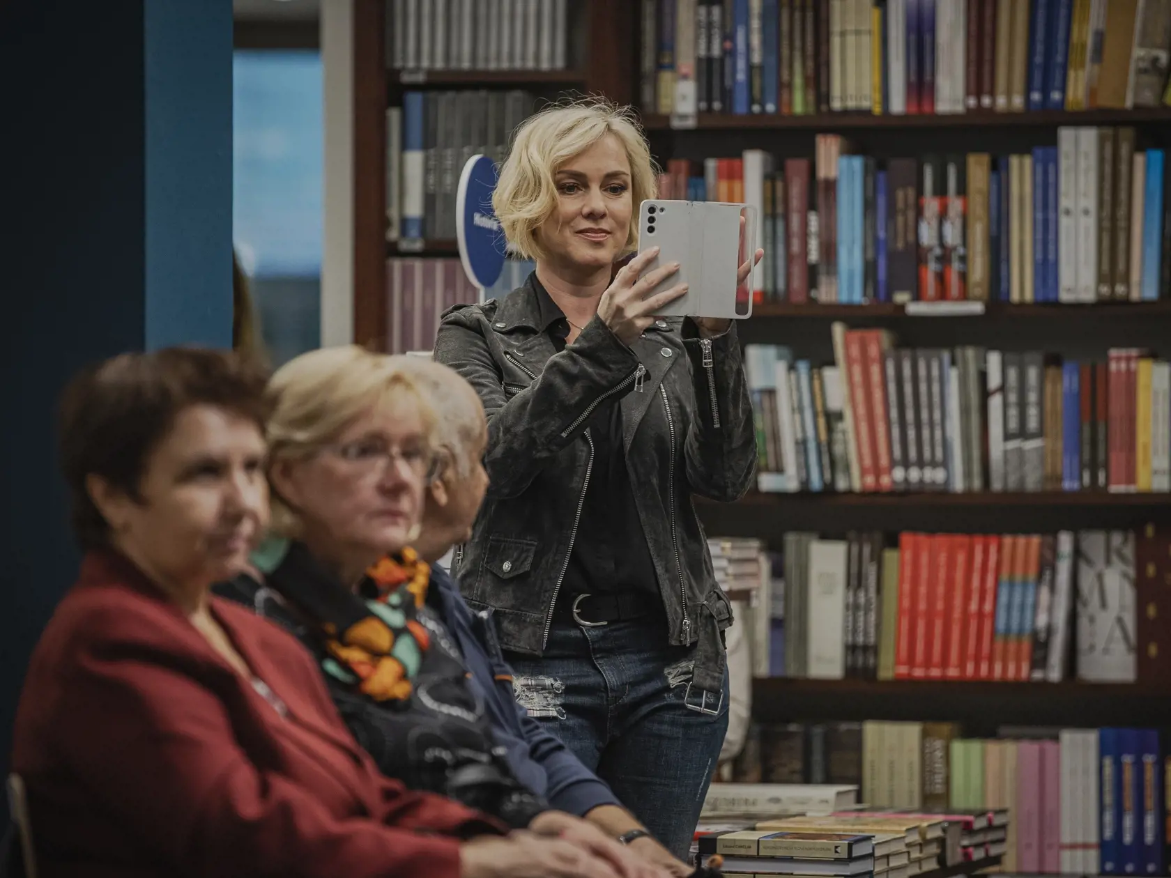 Tanečník a choreograf Jaro Bekr pokrstil v sprievode rodiny vbratislavskom kníhkupectve svoju knižku s názvom „Na toto vás nikto nepripaví“. Na snímke Monika Hilmerová.
