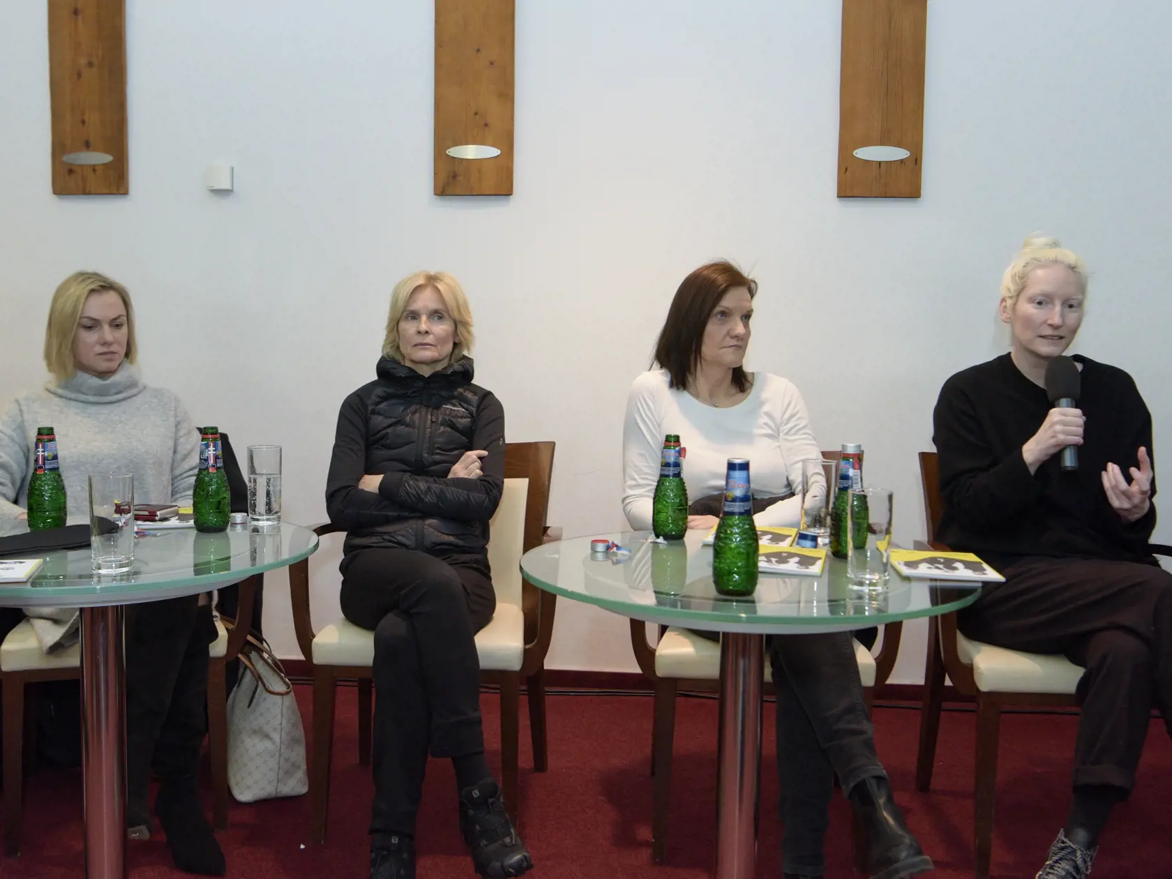 Na snímke zľava herečka Monika Hilmerová, herečka Ingrid Timková, herečka Jana Oľhová a režisérka Kamila Polívková počas tlačovej konferencie Slovenského národného divadla (SND) k premiére hry Koncert na želanie 9. februára 2023 v Bratislave. FOTO TASR - Pavol Zachar