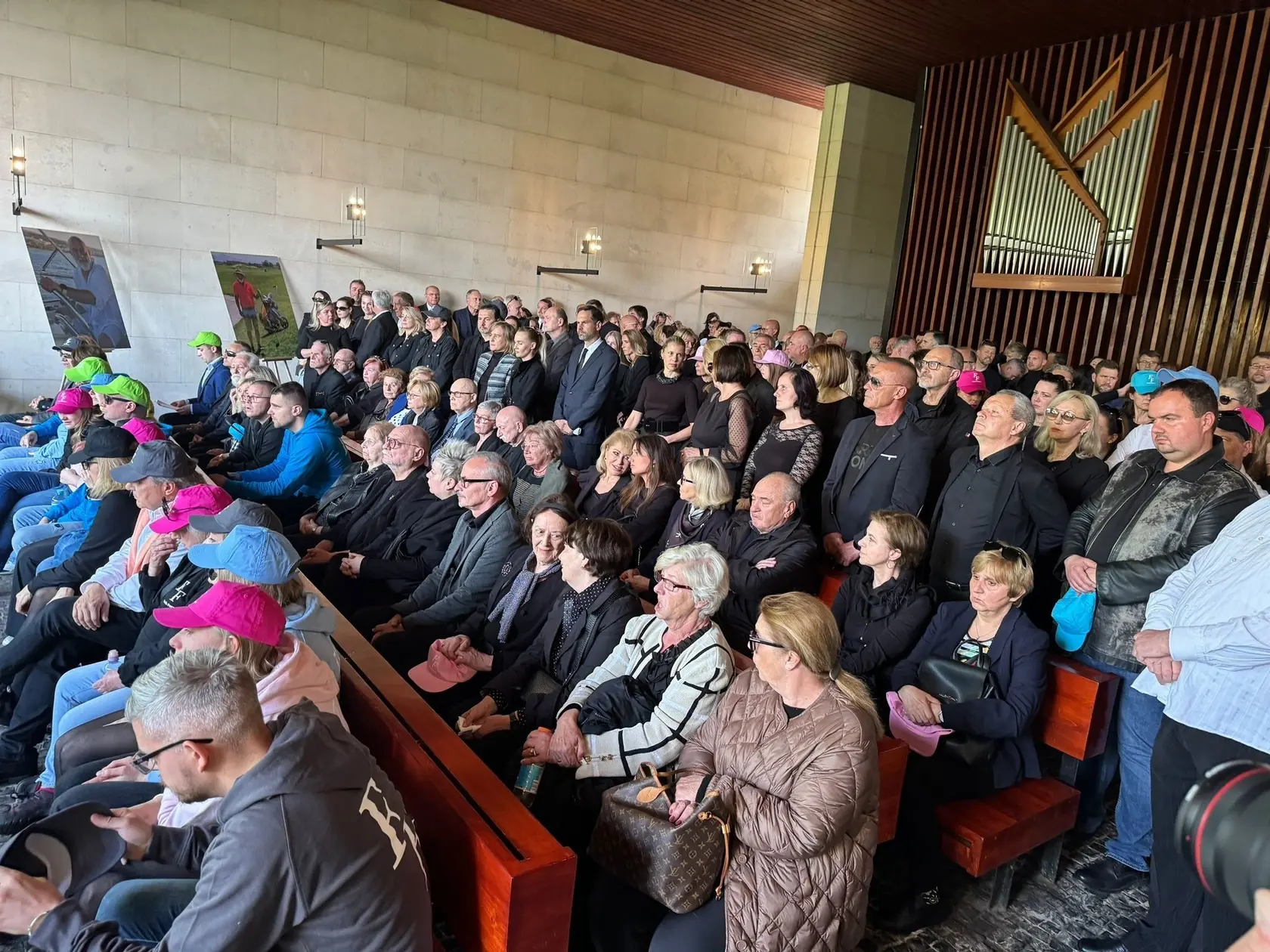 Posledná rozlúčka s Fedorom Flašíkom († 66).