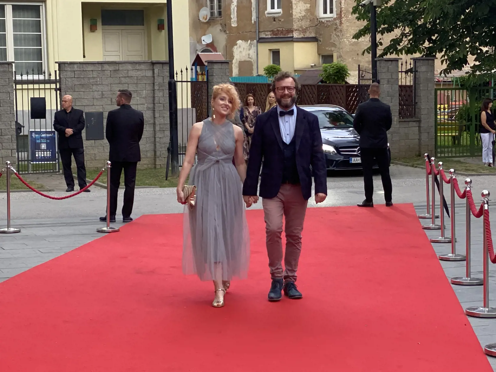 Manželia Husovskí. Príchod hostí na záverečný ceremoniál 30. ročníka medzinárodného festivalu Art Film Košice, na ktorom odovzdali ceny držiteľom honorárnych ocenení - Sergejovi Loznicovi, Antónii Liškovej a Marošovi Kramárovi a vyhlásili víťazov jednotlivých súťaží.