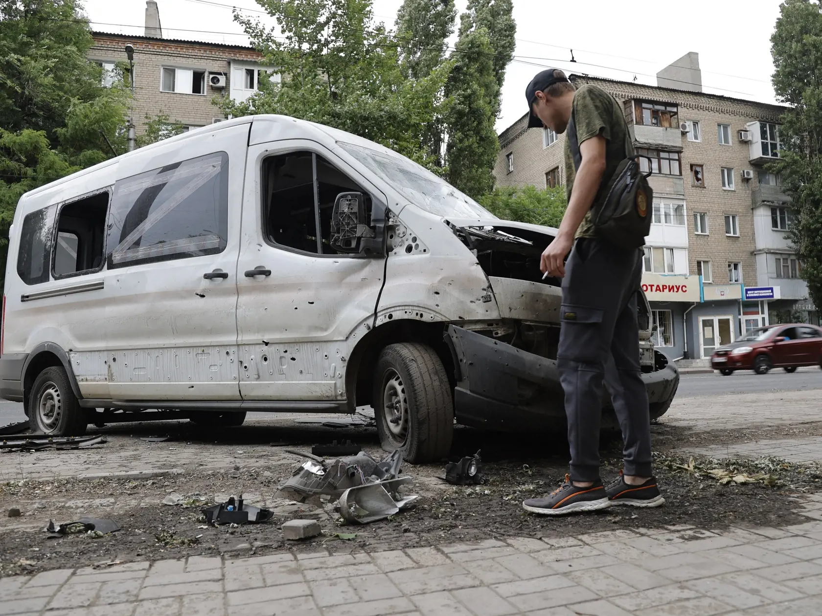 WA 57 Doneck - Muž kontroluje auto zničené počas ostreľovania v meste Doneck, v samozvanej Doneckej ľudovej republike (DĽR) na východe Ukrajiny počas 119. dňa ruskej invázie na Ukrajinu v stredu 22. júna 2022. FOTO TASR/AP


A man inspects a car damaged during shelling in Donetsk, in territory under the government of the Donetsk People's Republic, eastern Ukraine, Wednesday, June 22, 2022. (AP Photo/Alexei Alexandrov)
