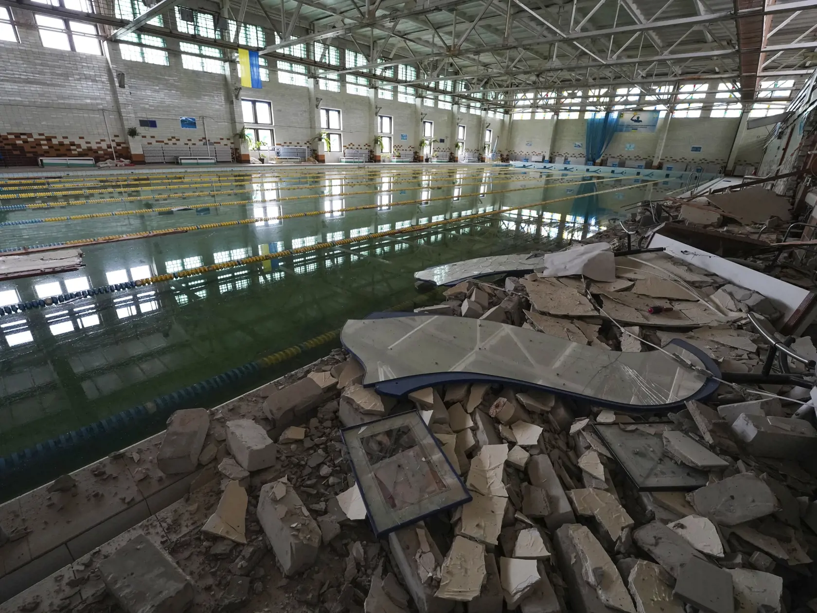 WA 23 Charkov - Ruiny športového komplexu Národnej technickej univerzity v Charkove počas 121. dňa ruskej invázie na Ukrajinu v piatok 24. júna 2022. K zničeniu športového komplexu došlo počas nočného ostreľovania. V jednej časti budovy vypukol požiar, ktorý sa však hasičom podarilo uhasiť. FOTO TASR/AP    

General view of the ruins of the sports complex of the National Technical University in Kharkiv, Ukraine, Friday, June 24, 2022, damaged during a night shelling. The building received signif