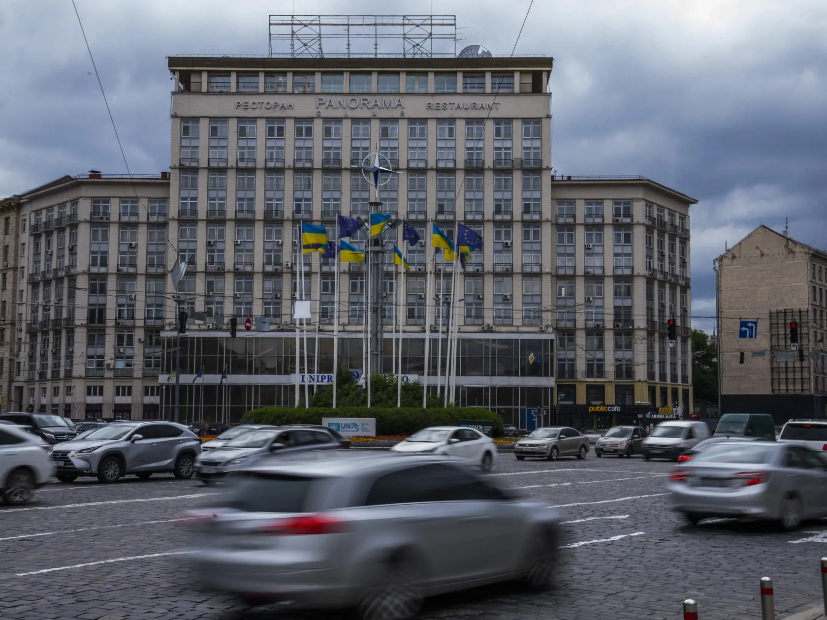 WA 1 Kyjev - Vlajky Ukrajiny a Európskej únie vejú v Kyjeve vo štvrtok 23. júna 2022. Lídrov členských krajín EÚ vo štvrtok a piatok v Bruseli čaká "trojsummit". Najskôr sa vo štvrtok ráno stretnú s vrcholnými predstaviteľmi krajín západného Balkánu, poobede sa začne tradičný summit 27-člennej Únie, na ktorom sa očakáva  historické rozhodnutie o udelení kandidátskeho štatútu Ukrajine a Moldavsku. V piatok prezidenti a premiéri okrem iného podporia odporúčanie o vstupe Chorvátska do eurozóny. FOT