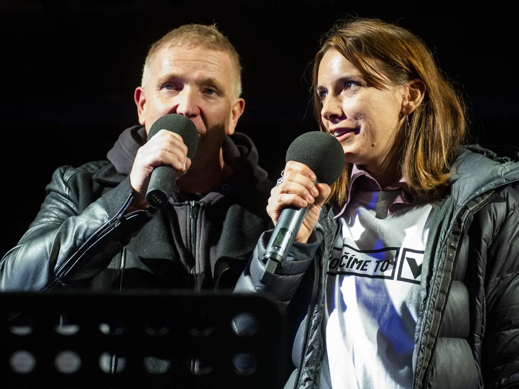 Zľava režisér Nikita Slovák a herečka Dorota Nvotová počas zhromaždenia apolitickej iniciatívy Za morálku, spravodlivosť a lepšiu krajinu 27. októbra 2021 v Bratislave.