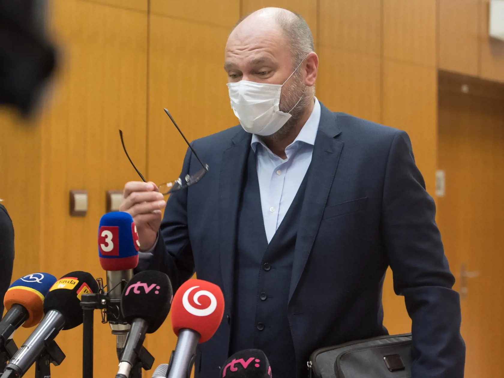 Na snímke minister hospodárstva SR Richard Sulík prichádza na mimoriadne 56. zasadnutie vlády SR 4. decembra 2020 v Bratislave.