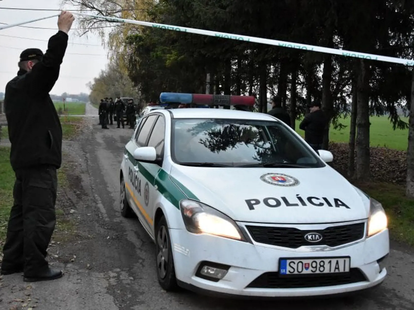 Nehoda vrtuľníka: Na miesto nikoho okrem policajtov nepúšťajú.