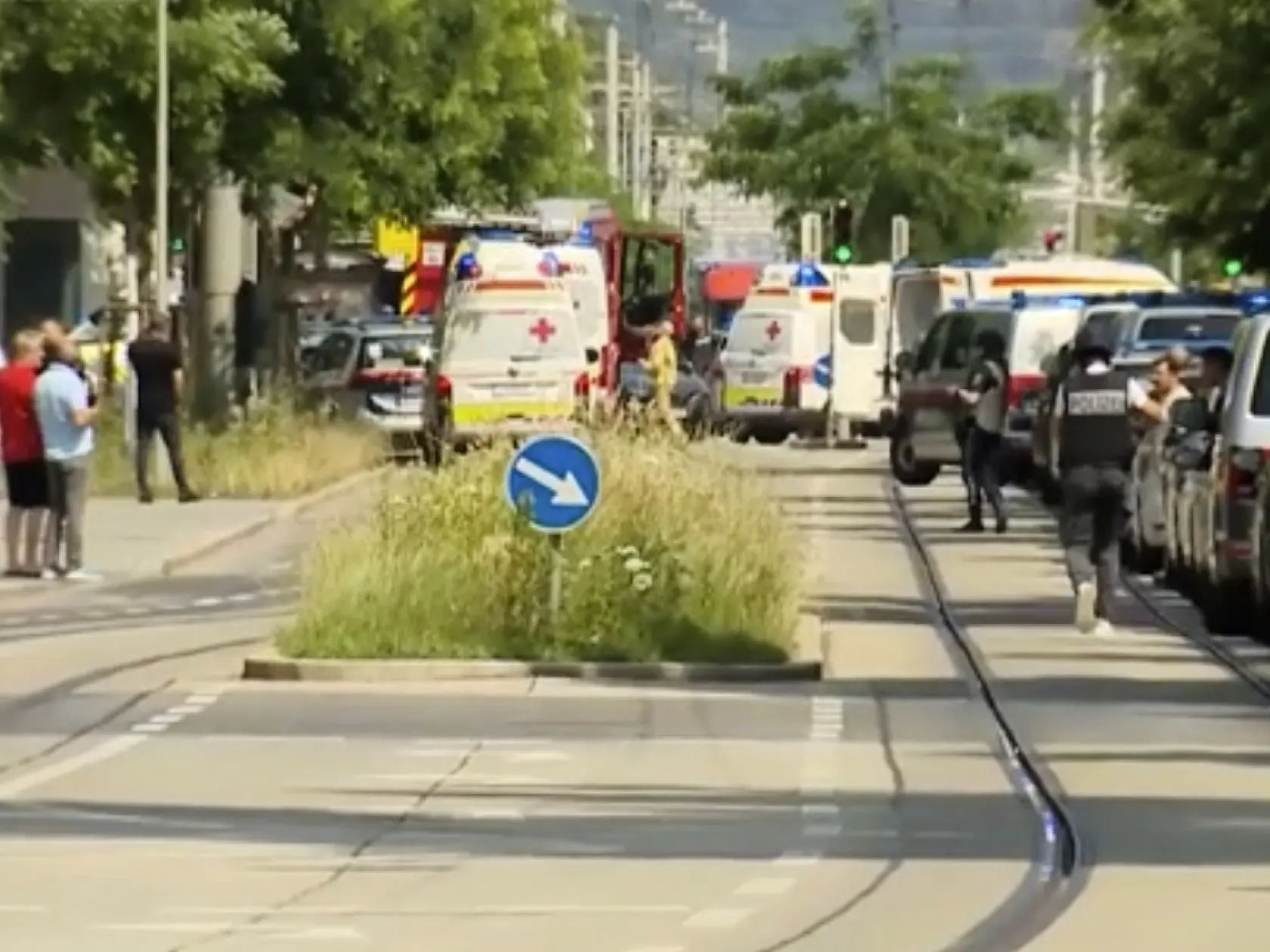 KK38 Graz - Na snímke z televízie policajti a záchranári na mieste streľby na strednej škole v rakúskom meste Graz v utorok 10. júna 2025. Najmenej deväť osôb v utorok zahynulo a dvojciferný počet ďalších je zranených po streľbe na strednej škole v rakúskom meste Graz. Podľa polície sa streľba ozvala okolo 10.00 h, v škole na ulici Dreierschuetzengasse bol spustený poplach a budovu evakuovali. Páchateľ údajne strieľal v dvoch triedach a následne spáchal samovraždu na jednej z toaliet. FOTO TASR/AP
In this image made from video provided by Servus TV, police at the scene of a shooting at a school in Graz, Austria, Tuesday, June 10, 2025. (Servus TV via AP)