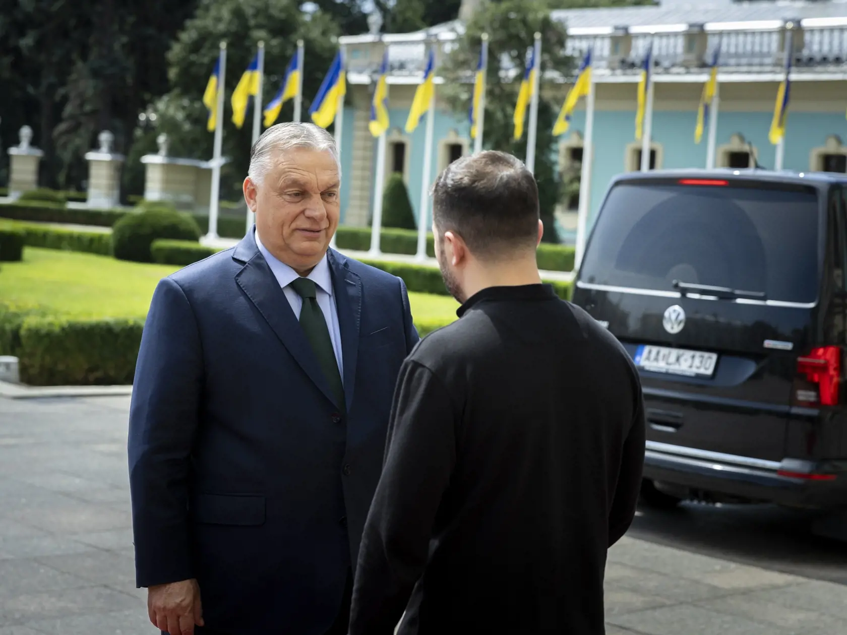 Ukrajinský prezident Volodymyr Zelenskyj (vpravo) víta maďarského premiéra Viktor Orbána (vľavo) pred stretnutím v Kyjeve 2. júla 2024.