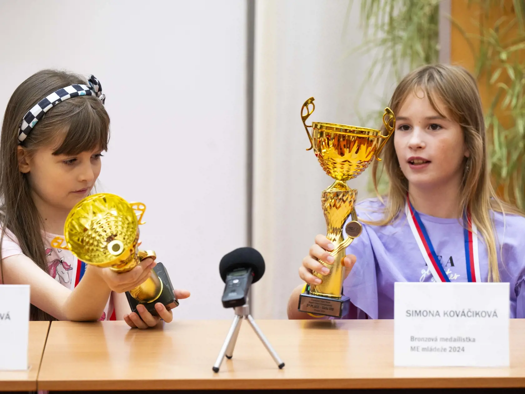 Na snímke bronzové medailistky z ME mládeže v šachu Bianka Macáková a Simona Kováčiková počas tlačovej konferencie Slovenského šachového zväzu (SŠZ) k 100. výročiu založenia a blížiacimi sa turnajmi 5. septembra 2024 v Bratislave. FOTO TASR - Jakub Kotian
