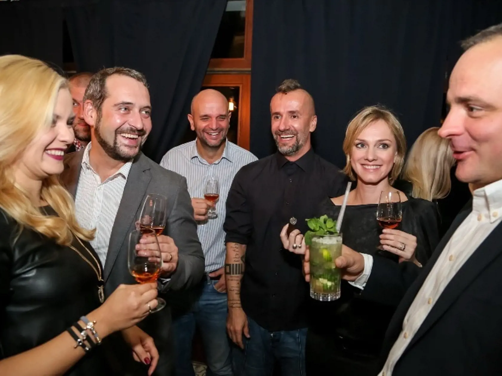 Martin Mňahončák (vľavo) prišiel s manželkou,  Monika s manželom Jarom Bekrom.