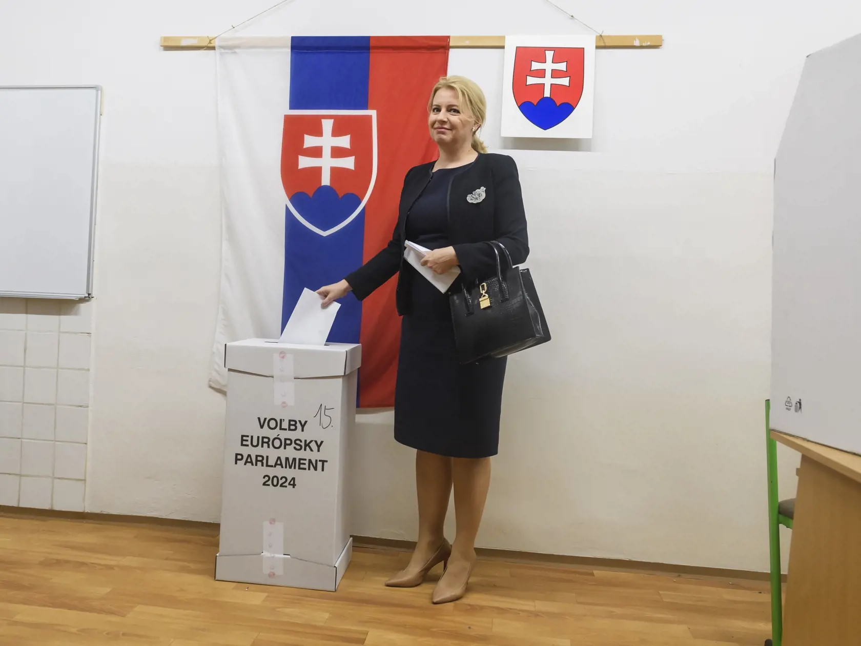 Na Slovensku sa v sobotu začali v poradí piate voľby do Európskeho parlamentu. Občania budú voliť 15 europoslancov z 22 politických strán a jednej koalície. Na snímke prezidentka SR Zuzana Čaputová vhadzuje obálku s hlasovacím lístkom do volebnej schránky vo voľbách do Európskeho parlamentu v Pezinku 8. júna 2024. FOTO TASR - Jaroslav Novák