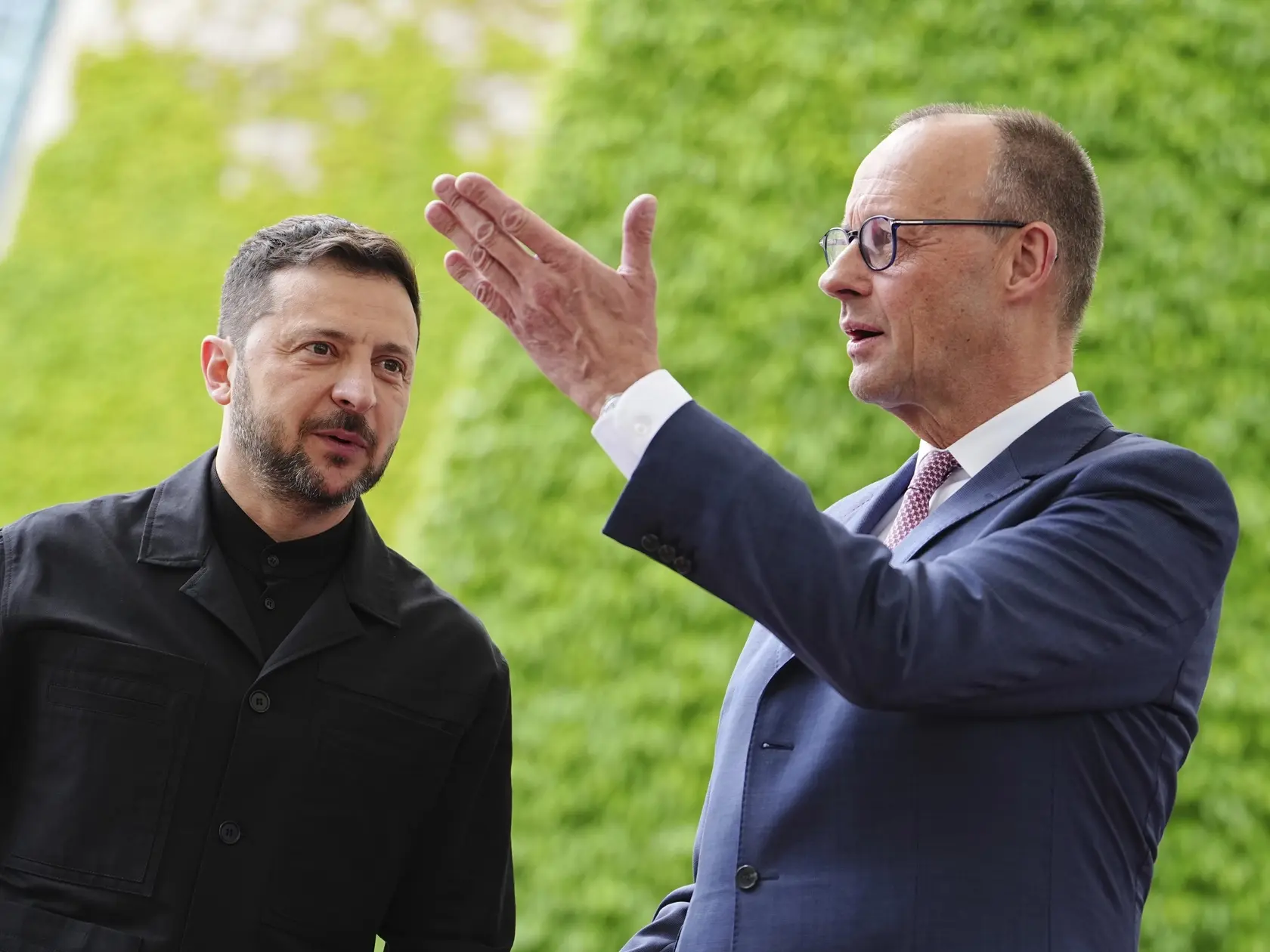 Ukrajinský prezident Volodymyr Zelenskyj  (vľavo) a nemecký kancelár Friedrich Merz diskutujú počas stretnutia v Berlíne v stredu 28. mája 2025.