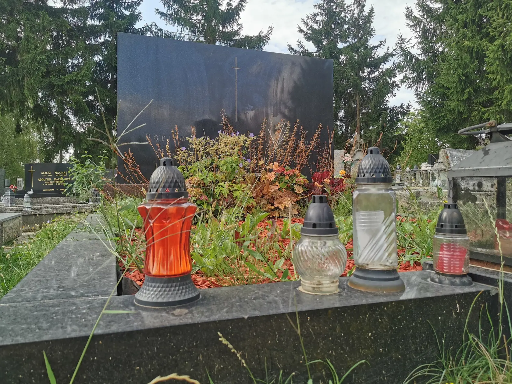 Ľudia veľmi neveria vo vinu L. Ollera. "Keby tie peniaze mal, určite by si ich užíval a nežil by z nízkeho dôchodku," myslí si obyvateľ Nitrianskeho Pravna.