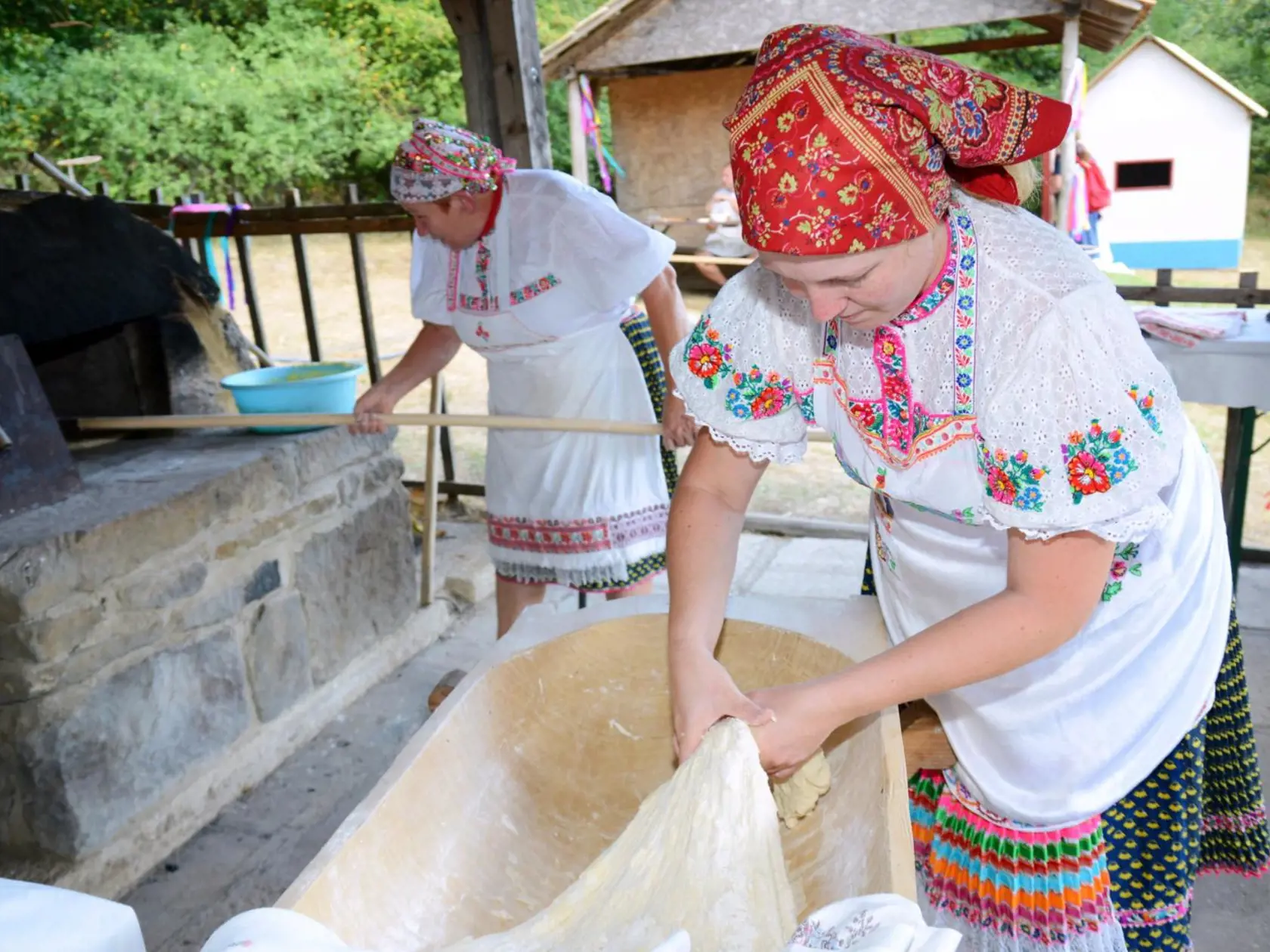 Folklórny festival Hontianska paráda sa koná už tradične v Hrušove. Pomenovaný je podľa regiónu v ktorom sa obec nachádza. Každoročne ho navštív približne 20-tisíc hostí.