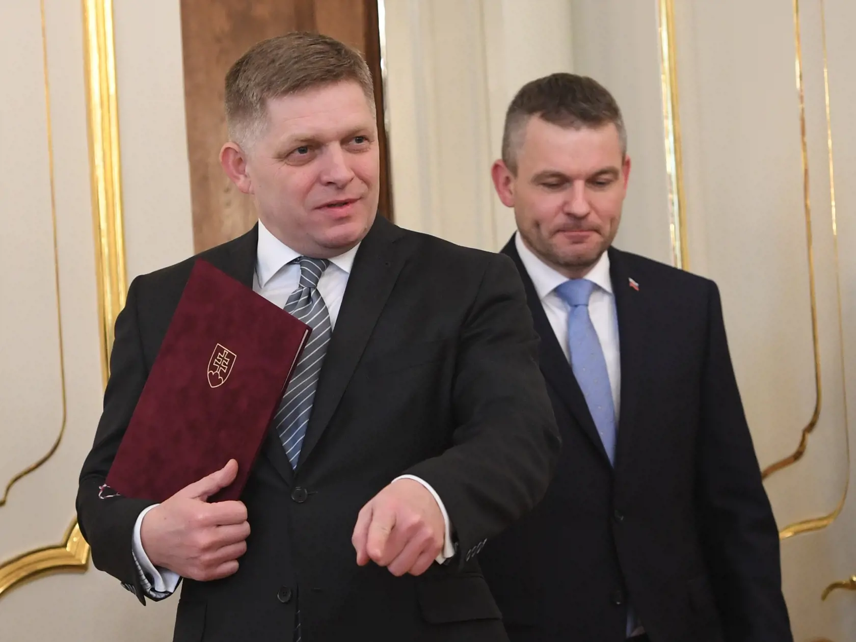 Odchádzajúci premiér Robert Fico (vľavo) a Peter Pellegrini - poverený zostavením novej vlády u prezidenta SR Andreja Kisku 15. marca 2018 v Bratislave. Robert Fico skončil vo funkcii predsedu vlády SR. Svoju demisiu podal vo štvrtok do rúk prezidenta Andreja Kisku. FOTO TASR - Martin Baumann
