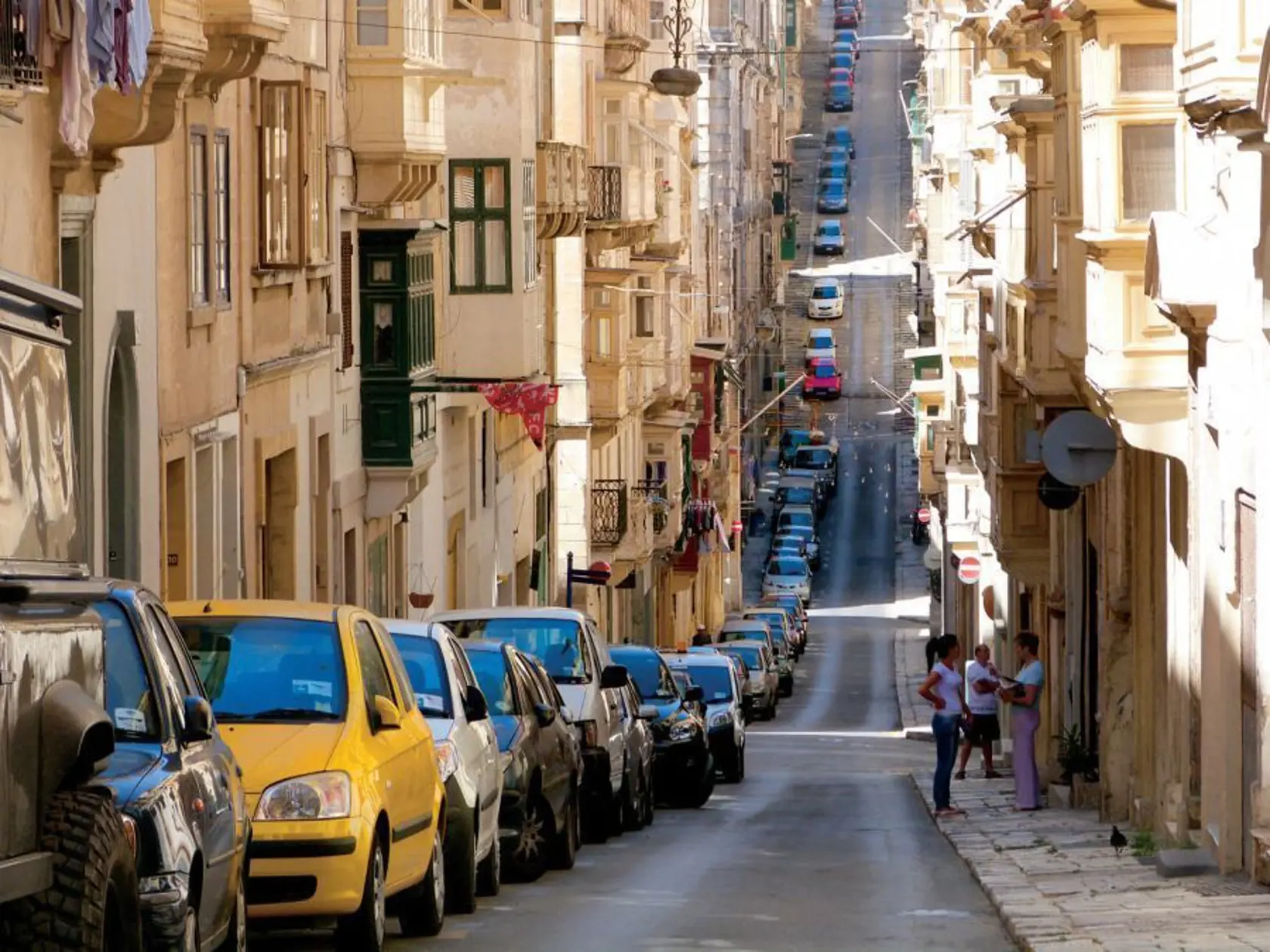 Ulice hlavného mesta Valletta sa zvažujú k moru.