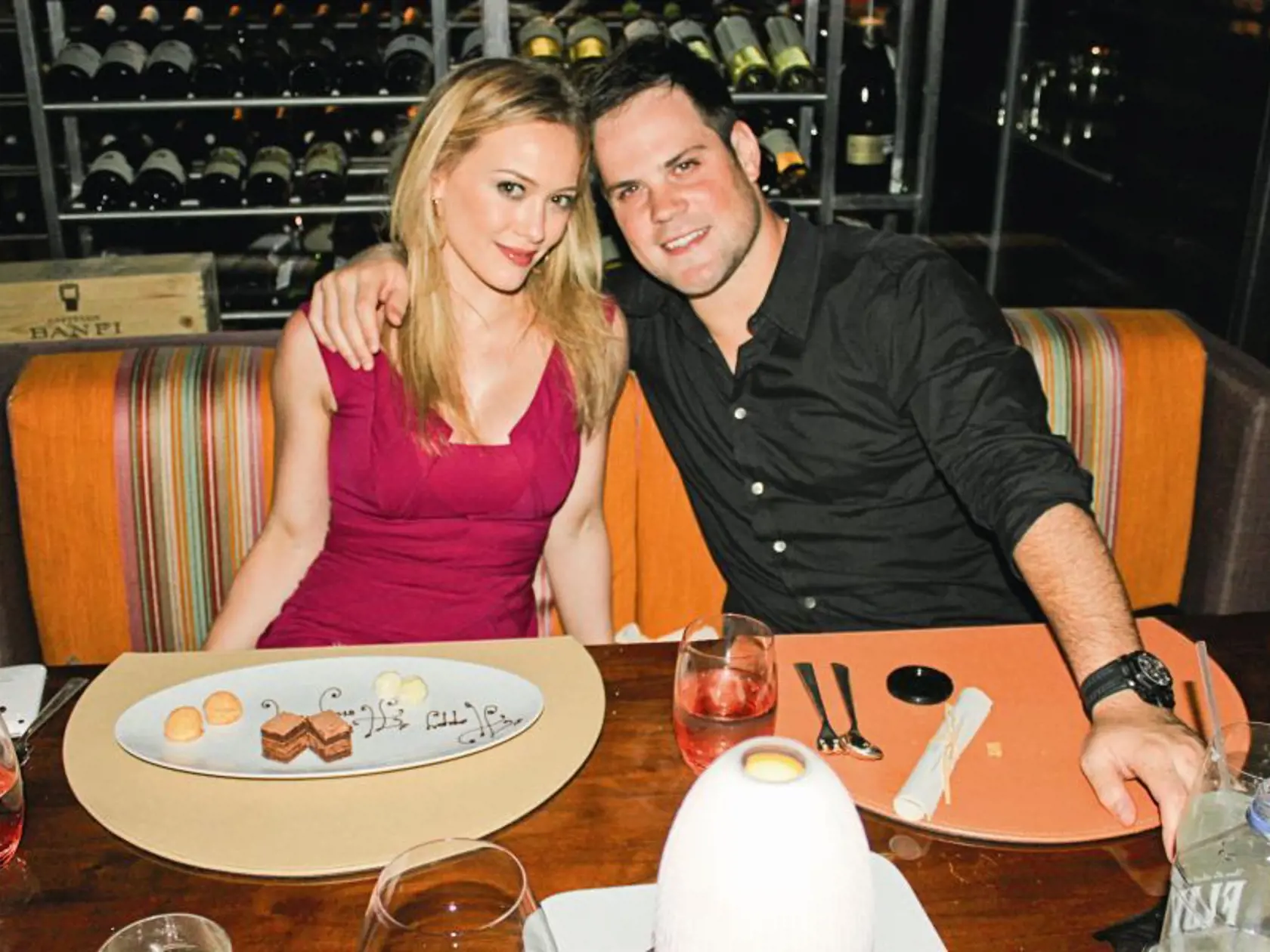 Hilary Duff (23) a Mike Comrie (30)