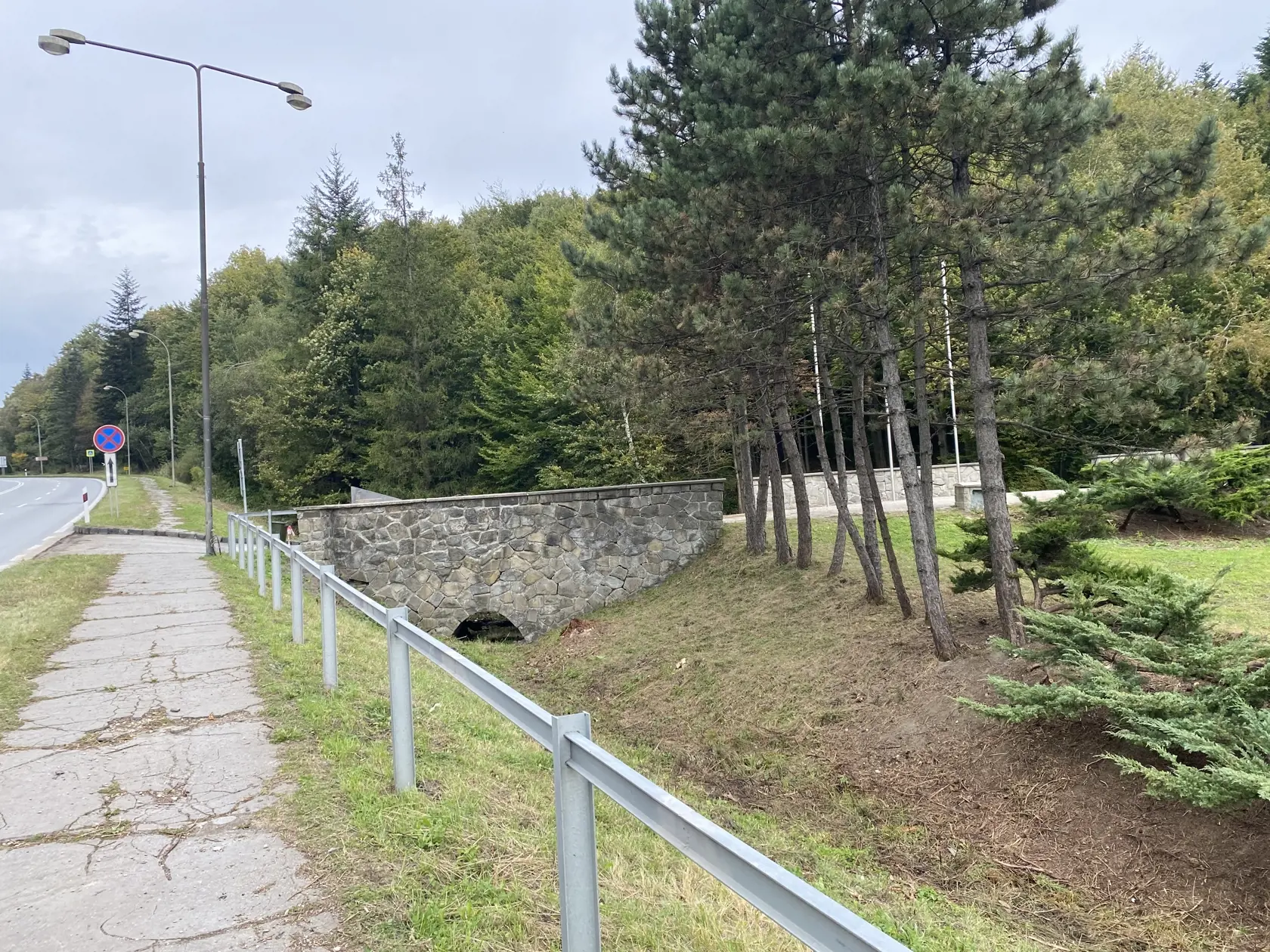 Vstup, ktorým na oslavy 80. výročia Karpatsko-duklianskej operácie pôjdu VIP hostia.Časť zhrdzaveného zábradlia pri vstupe ktosi vymenil.