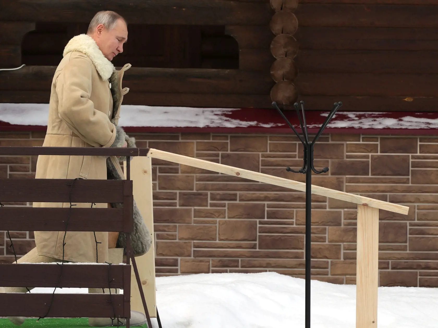 Na snímke ruský prezident Vladimir Putin sa ponára do ľadovej vody počas tradičnej slávnosti Zjavenia Pána pri teplote mínus 20 stupňov Celzia.