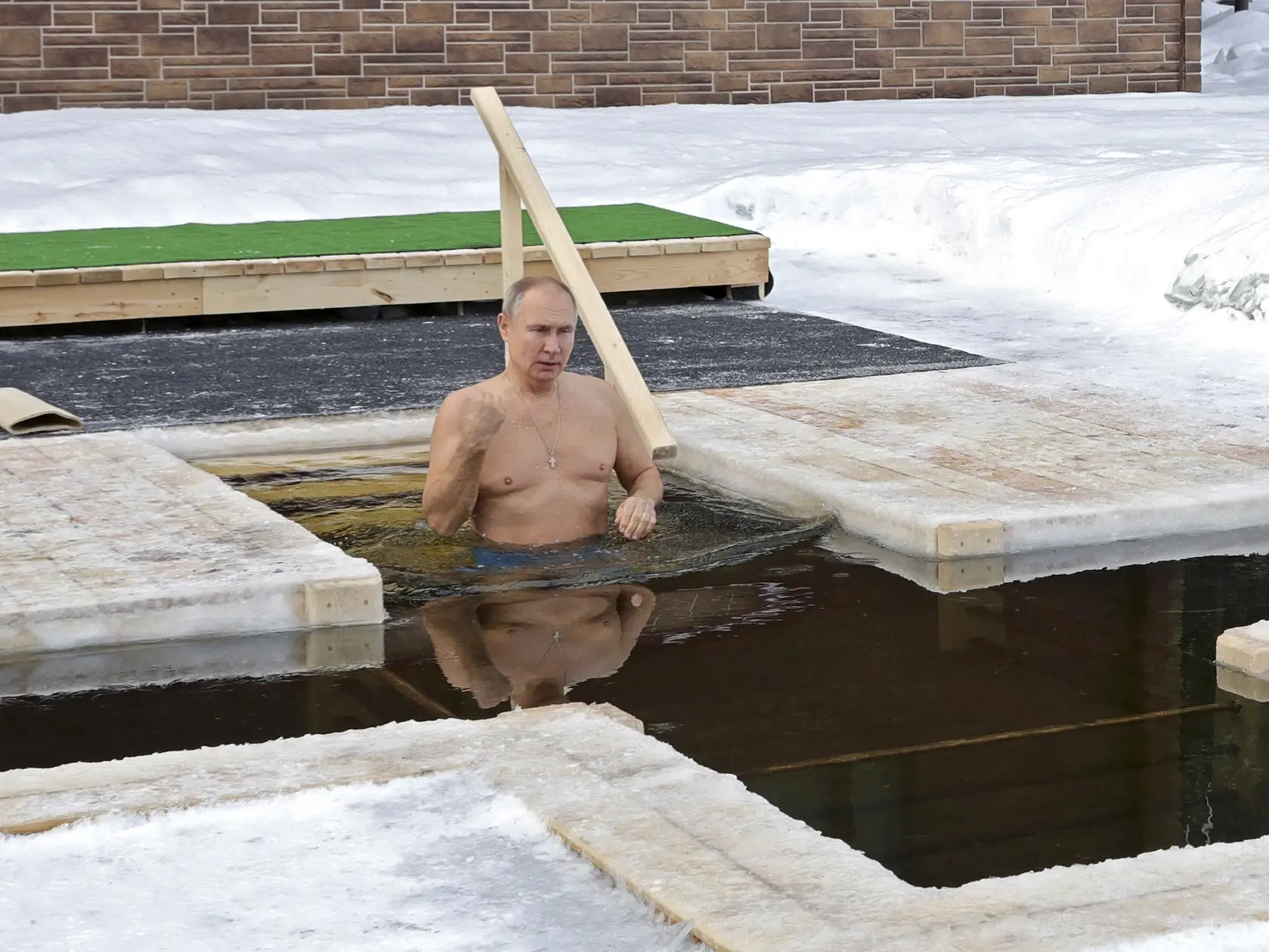 Na snímke ruský prezident Vladimir Putin sa ponára do ľadovej vody počas tradičnej slávnosti Zjavenia Pána pri teplote mínus 20 stupňov Celzia.