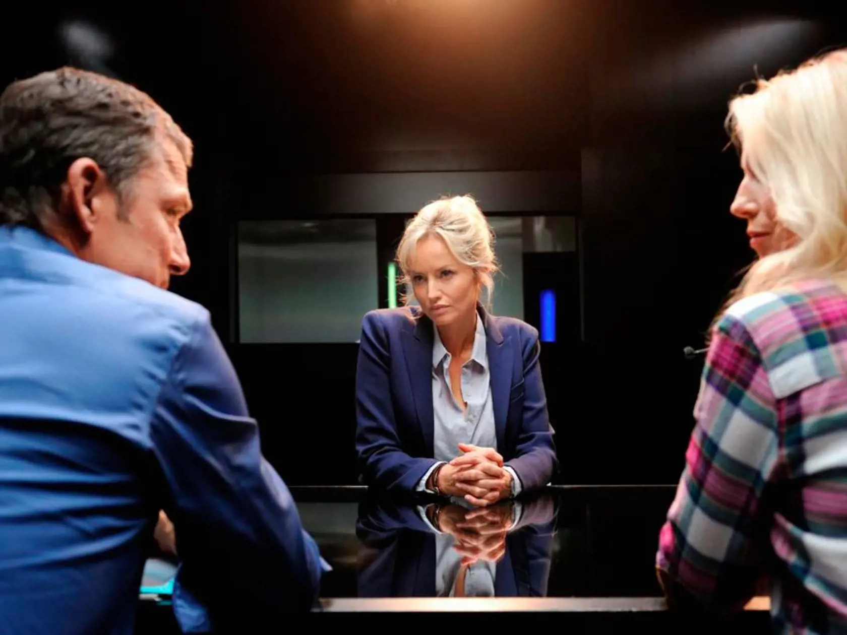 Adriana na výsluchu v policajnej miestnosti.
