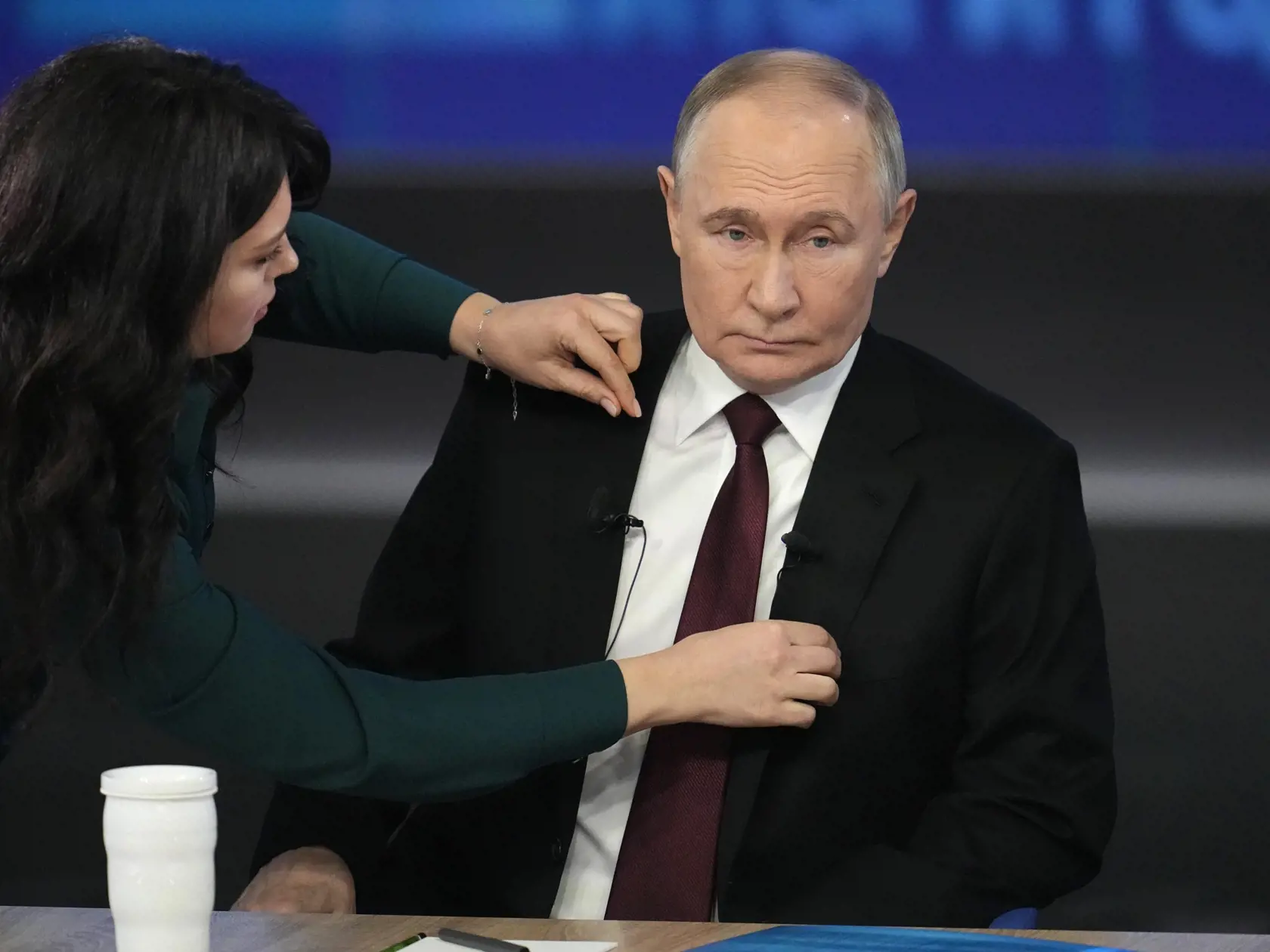 Ruský prezident Vladimir Putin počas príprav na výročnú tlačovú konferenciu v Moskve 19. decembra 2024.