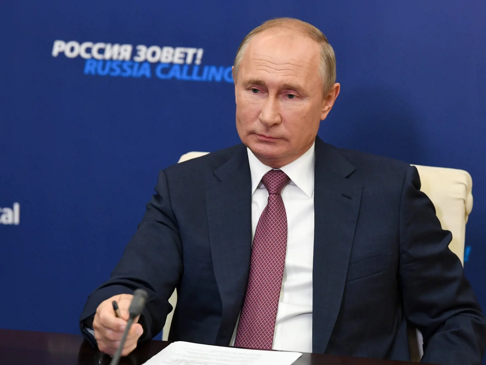 EBE 37 Moskva - Na snímke ruský prezident Vladimir Putin počas videokonferencie každoročného investičného fóra pod názvom Rusko pozýva! v prezidentskej rezidencii v obci Novo-Ogarjovo pri Moskve 29. októbra 2020. FOTO TASR/AP