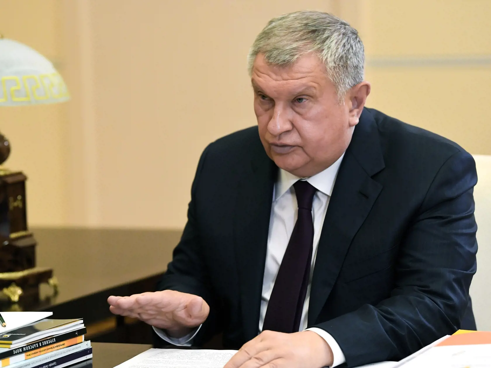 EBE 30 Moskva - Na snímke šéf ruského ropného koncernu Rosnefť Igor Sečin počas stretnutia s ruským prezidentom Vladimirom Putinom v prezidentskej rezidencii Novo Ogarjovo pri Moskve 18. augusta 2020. FOTO TASR/AP