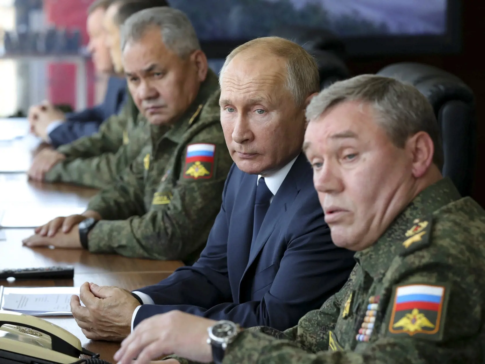 EBE 16 Kapustin Jar - Na snímke sprava náčelník Generálneho štábu armády Ruska Valerij Gerasimov, ruský prezident Vladimir Putin a ruský minister obrany Sergej Šojgusledujú vojenské cvičenie Kaukaz 2020 na raketovej základni Kapustin Jar 25. septembra 2020.
