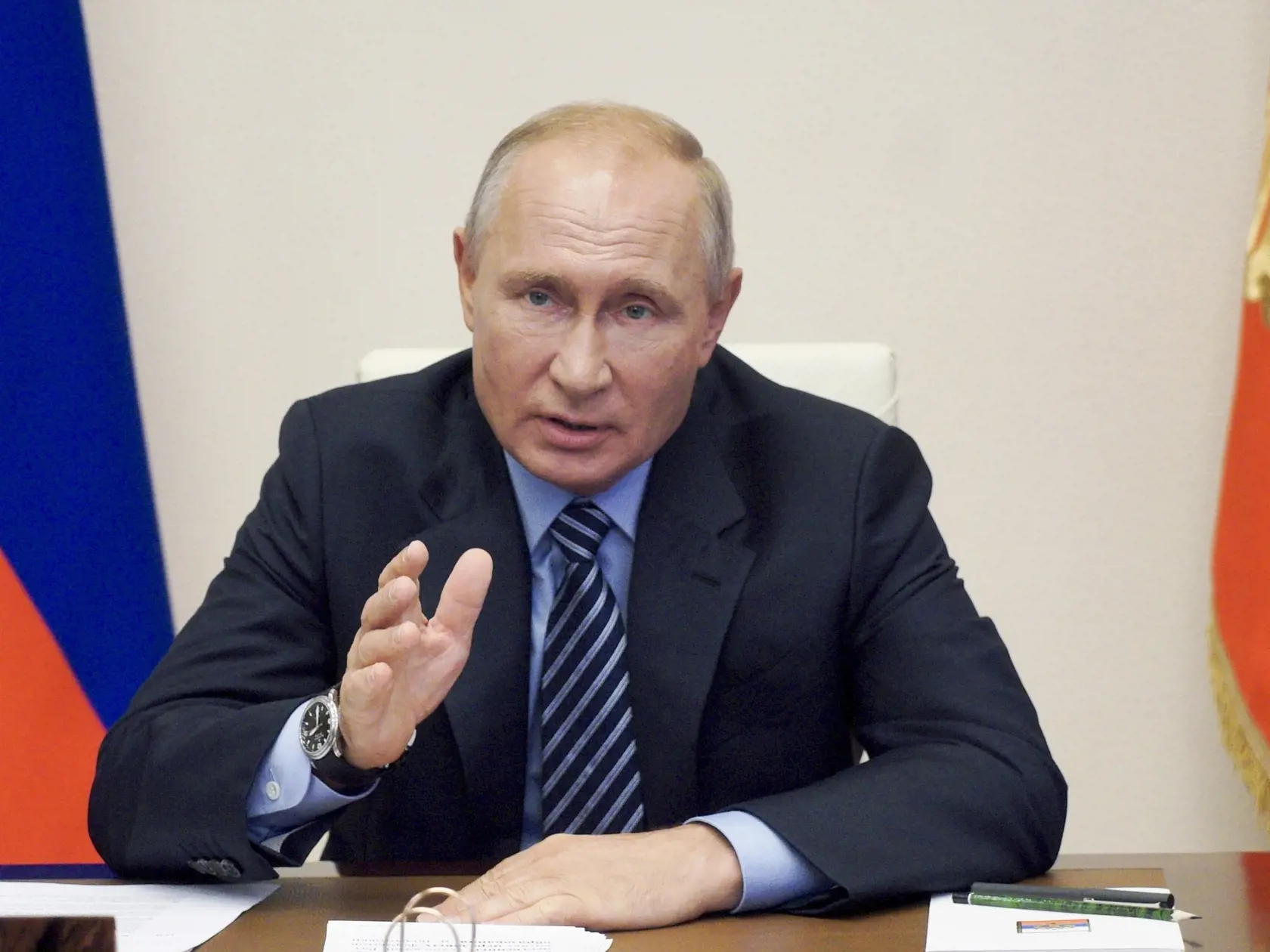 WA 29 archív Moskva - Na archívnej snímke z 9. júla 2020 ruský prezident Vladimir Putin gestikuluje počas videokonferencie v prezidentskej rezidencii  Novo-Ogarjovo pri Moskve v Rusku.