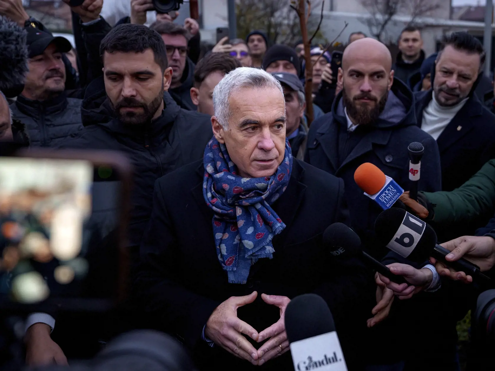 Georgescu sa na demonštráciu osobne nedostavil, hoci svojich prívržencov vyzval, aby sa takto zhromaždili pred ústavným súdom a žiadali ho o urýchlené preskúmanie decembrového verdiktu, ktorý podľa jeho slov "uvrhol Rumunsko do chaosu".