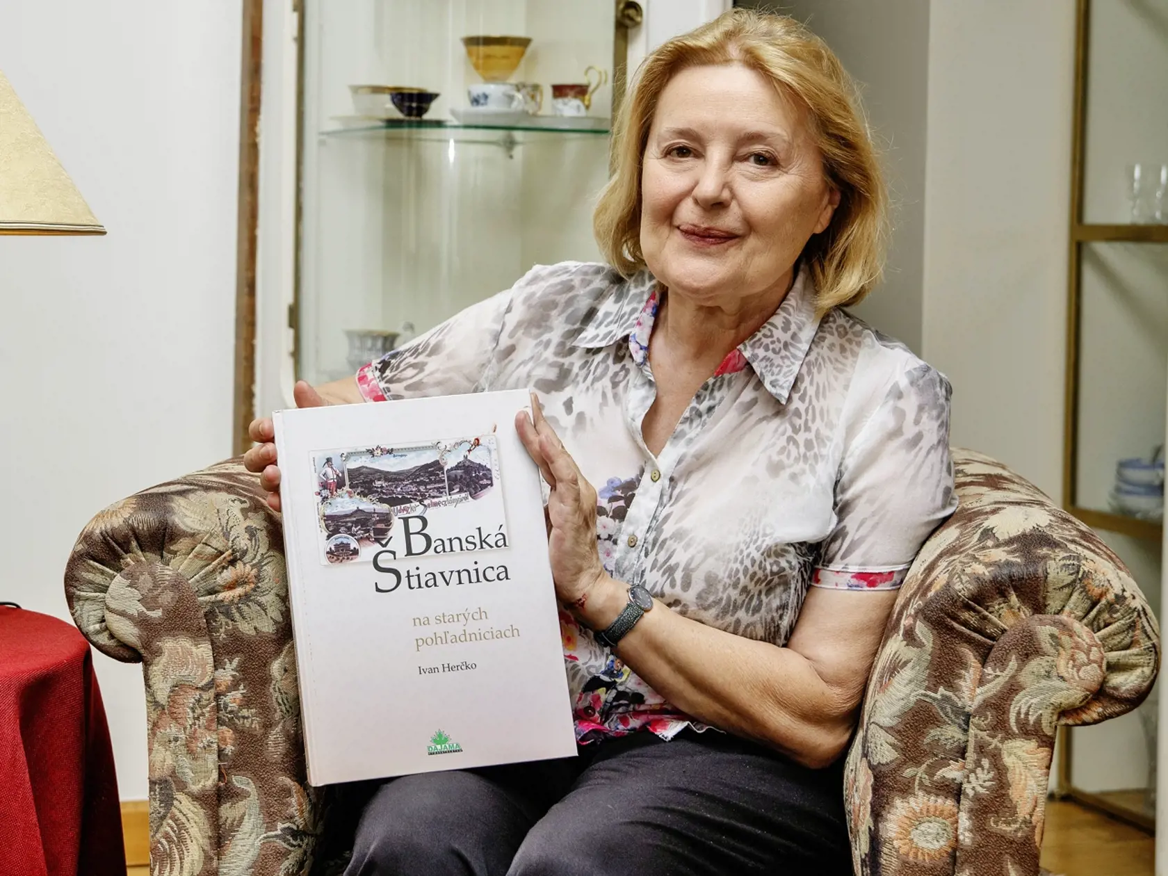 Magda Vášáryová venovala do knižného secondhandu knihu o Banskej Štiavnici.
