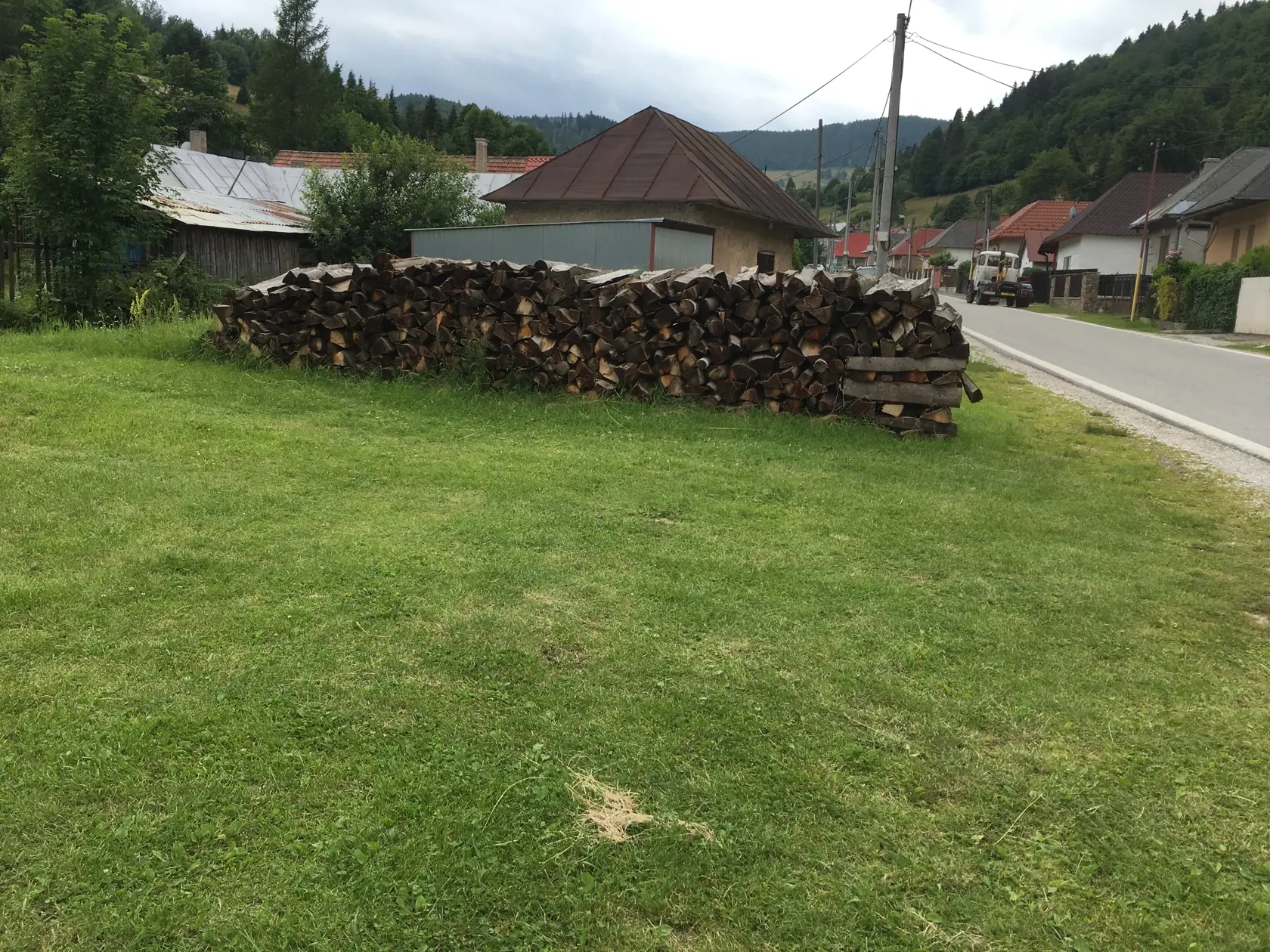 O takéto zátišia s drevom nie je v Úhornej núdza, keďže oproti iným obciam zima tu začína oveľa skôr a končí tiež neskôr. Aj preto bez poriadnej zásoby paliva tu nesmiete ostať.
