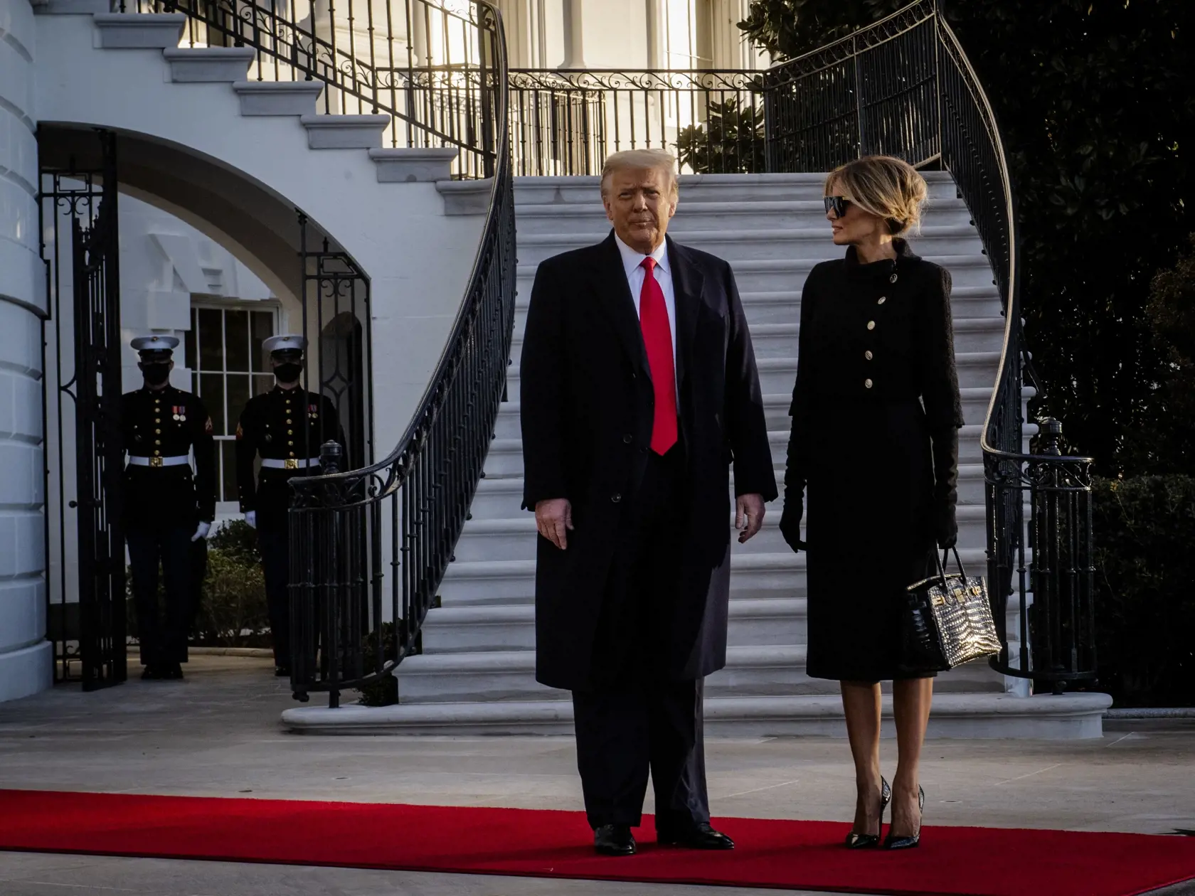 Pri odchode z Bieleho domu mala Melania oblečené čierne šaty Chanel a v ruke držala kabelku za 58-tisíc eur.