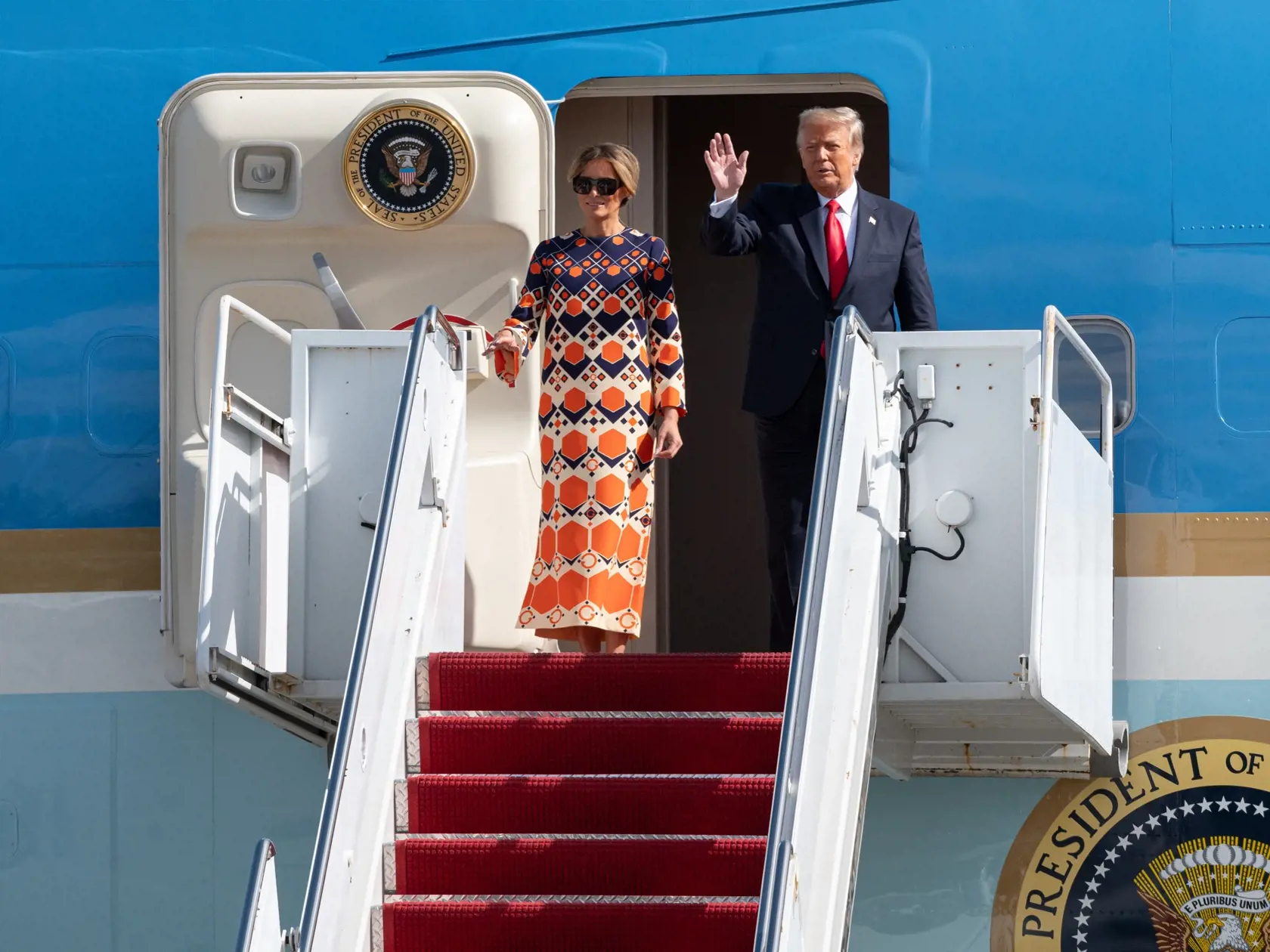 Melania sa v lietadle prezliekla do dovolenkového outfitu.