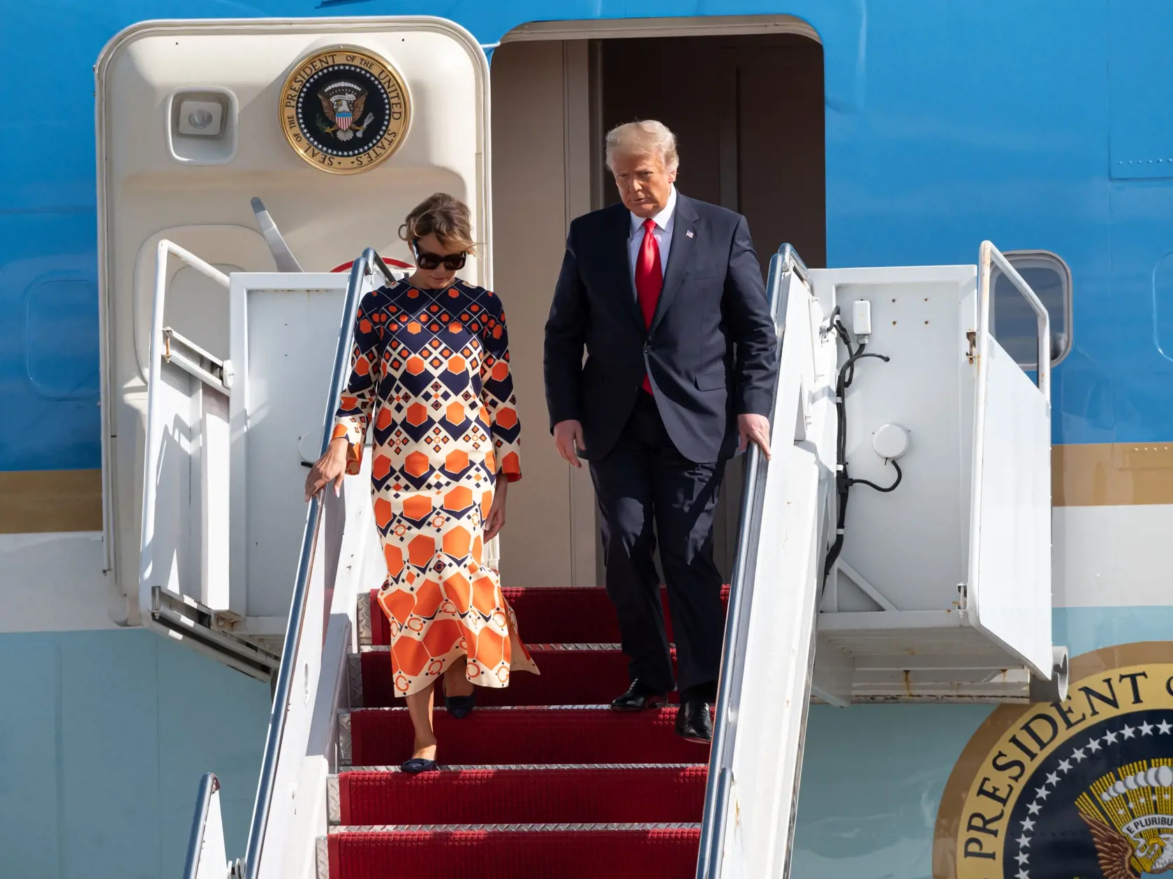 Melania sa v lietadle prezliekla do dovolenkového outfitu.