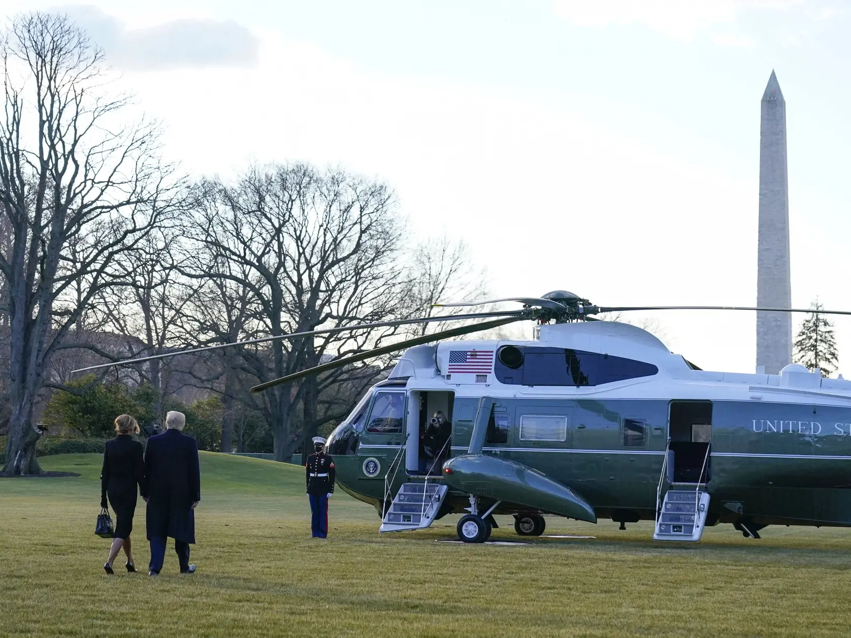 KK48 Washington - Odchádzajúci americký prezident Donald Trump a jeho manželka Melania Trumpová kráčajú k vrtuľníku Marine One počas odchodu z Bieleho domu 20. januára 2021 vo Washingtone. Donald Trump je na ceste do svojho sídla Mar-a-Lago na Floride. FOTO TASR/AP
President Donald Trump and first lady Melania Trump walk to board Marine One on the South Lawn of the White House, Wednesday, Jan. 20, 2021, in Washington. Trump is en route to his Mar-a-Lago Florida Resort. (AP Photo/Alex Brandon)