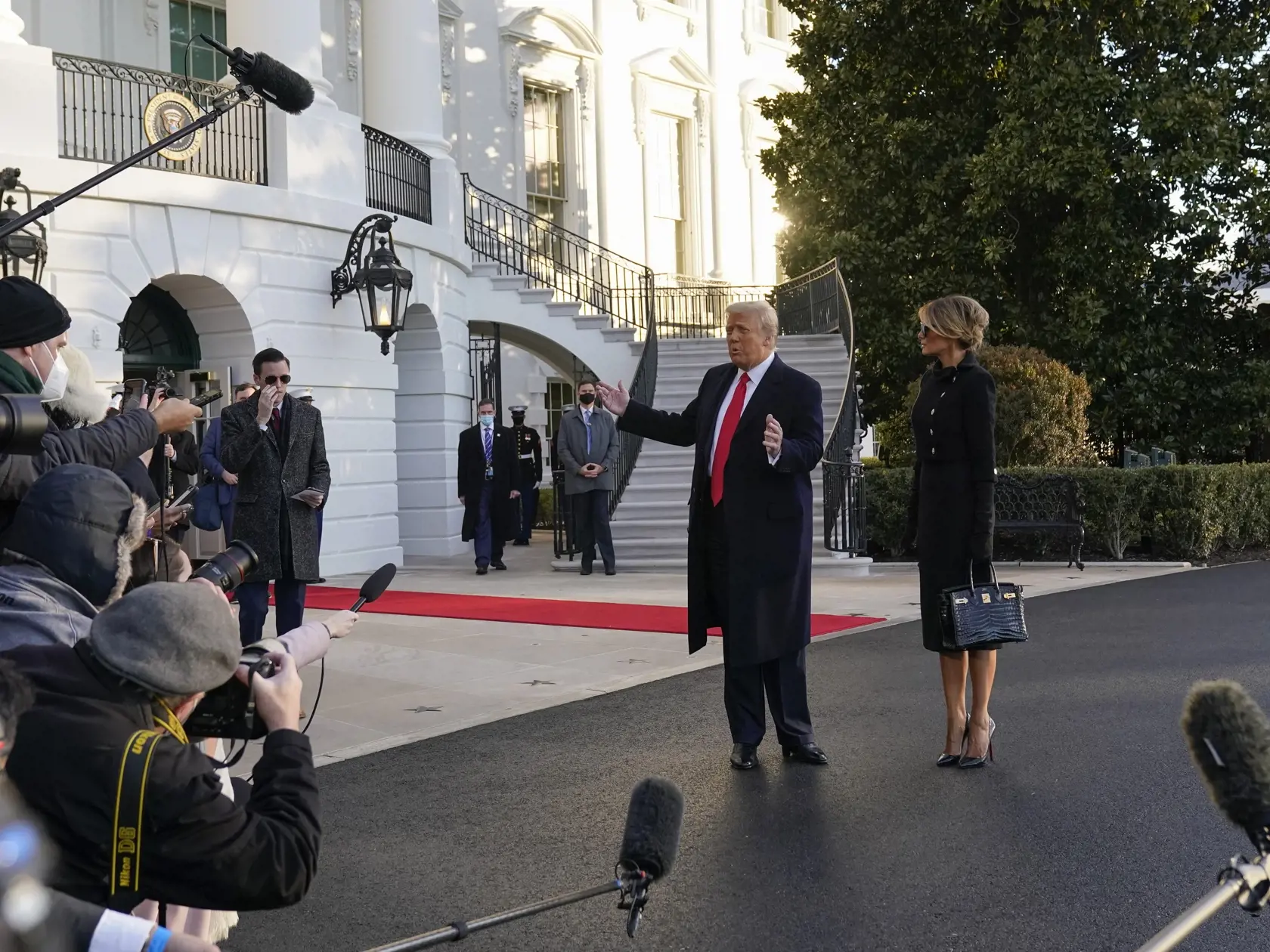 KK46 Washington - Odchádzajúci americký prezident Donald Trump a jeho manželka Melania Trumpová sa zastavujú pri novinároch pred odchodom z Bieleho domu 20. januára 2021. Donald Trump je na ceste do svojho sídla Mar-a-Lago na Floride. FOTO TASR/AP
President Donald Trump and first lady Melania Trump stop to talk with the media as they walk to board Marine One on the South Lawn of the White House, Wednesday, Jan. 20, 2021, in Washington. Trump is en route to his Mar-a-Lago Florida Resort. (AP Phot
