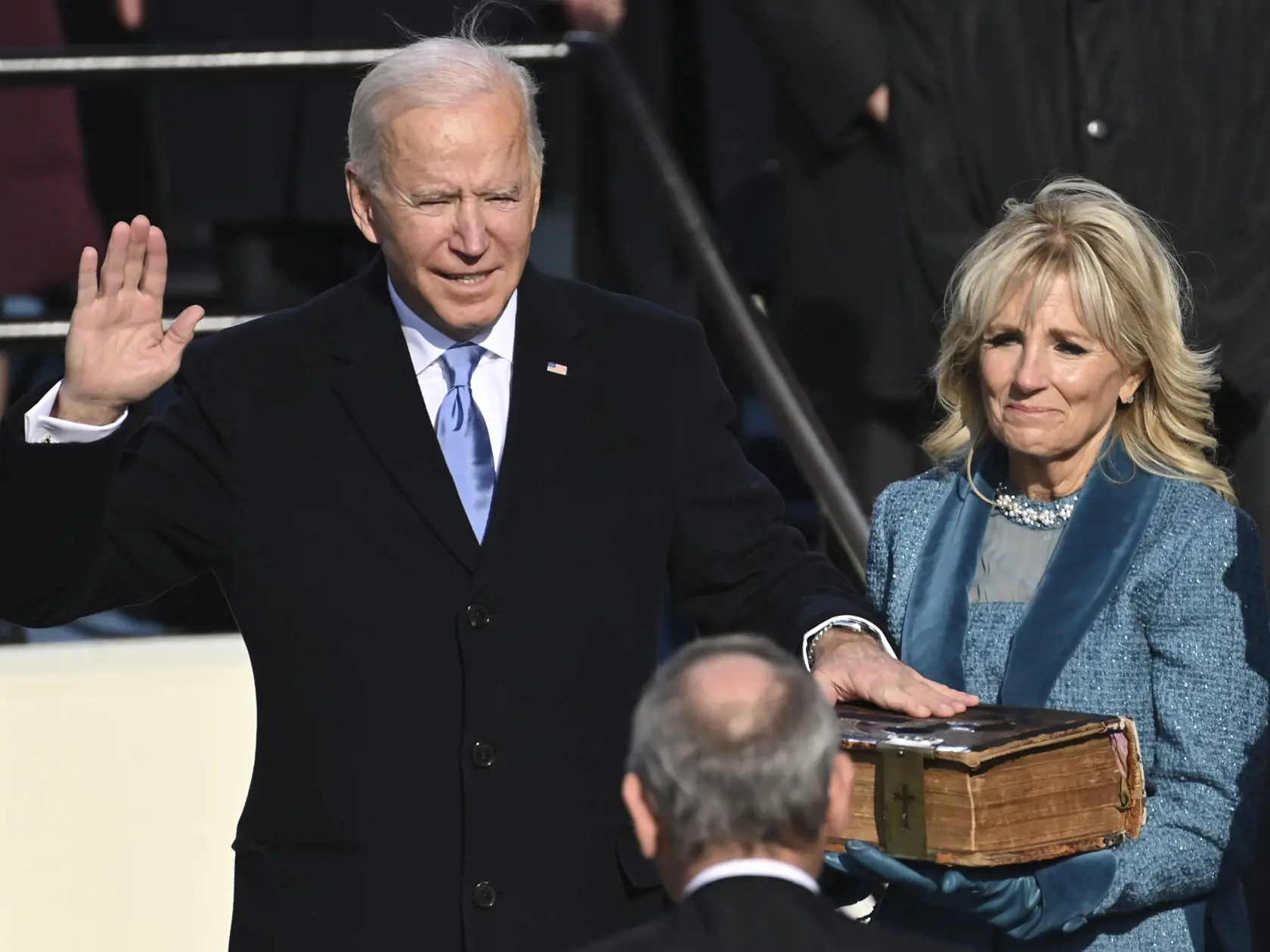 JB 27 Washington - Zvolený americký prezident Joe Biden skladá prísahu počas inaugurácie 46. prezidenta USA Joea Bidena a 49. viceprezidentky Kamaly Harrisovej v americkom Kapitole vo Washingtone 20. januára 2021. FOTO TASR/AP

Joe Biden is sworn in as the 46th president of the United States by Chief Justice John Roberts as Jill Biden holds the Bible during the 59th Presidential Inauguration at the U.S. Capitol in Washington, Wednesday, Jan. 20, 2021.(Saul Loeb/Pool Photo via AP)