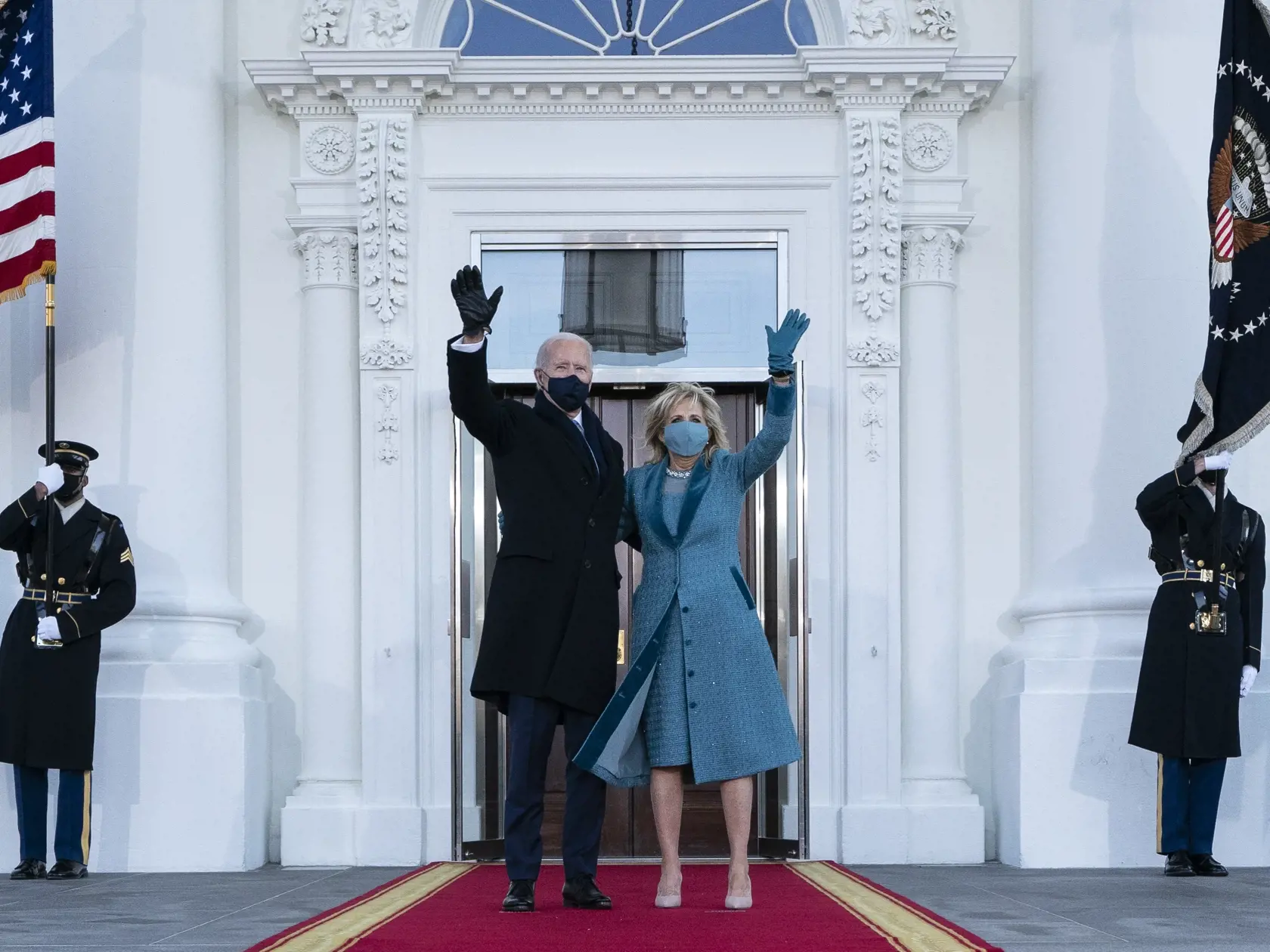 Kk29 Washington - Americký prezident Joe Biden  (vľavo) pózuje so svojou manželkou Jill Bidenovou pred ich príchodom do Bieleho domu po inaugurácii 46. prezidenta USA Joea Bidena a 49. viceprezidentky Kamaly Harrisovej v americkom Kapitole vo Washingtone 20. januára 2021. FOTO TASR/AP

President Joe Biden and first lady Jill Biden wave as they arrive at the North Portico of the White House, Wednesday, Jan. 20, 2021, in Washington. (AP Photo/Alex Brandon, Pool)